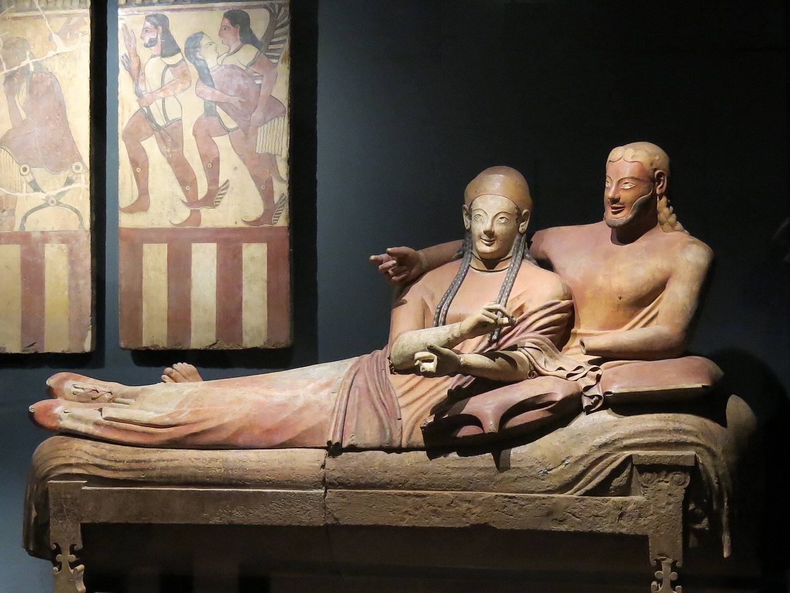 Les statues appelées Sarcophage des Époux étaient des urnes funéraires étrusques, représentant deux époux allongés ensemble comme lors d'un banquet. Cette célèbre statue est exposée au musée du Louvre, à Paris. © Tangopaso, Wikimedia Commons