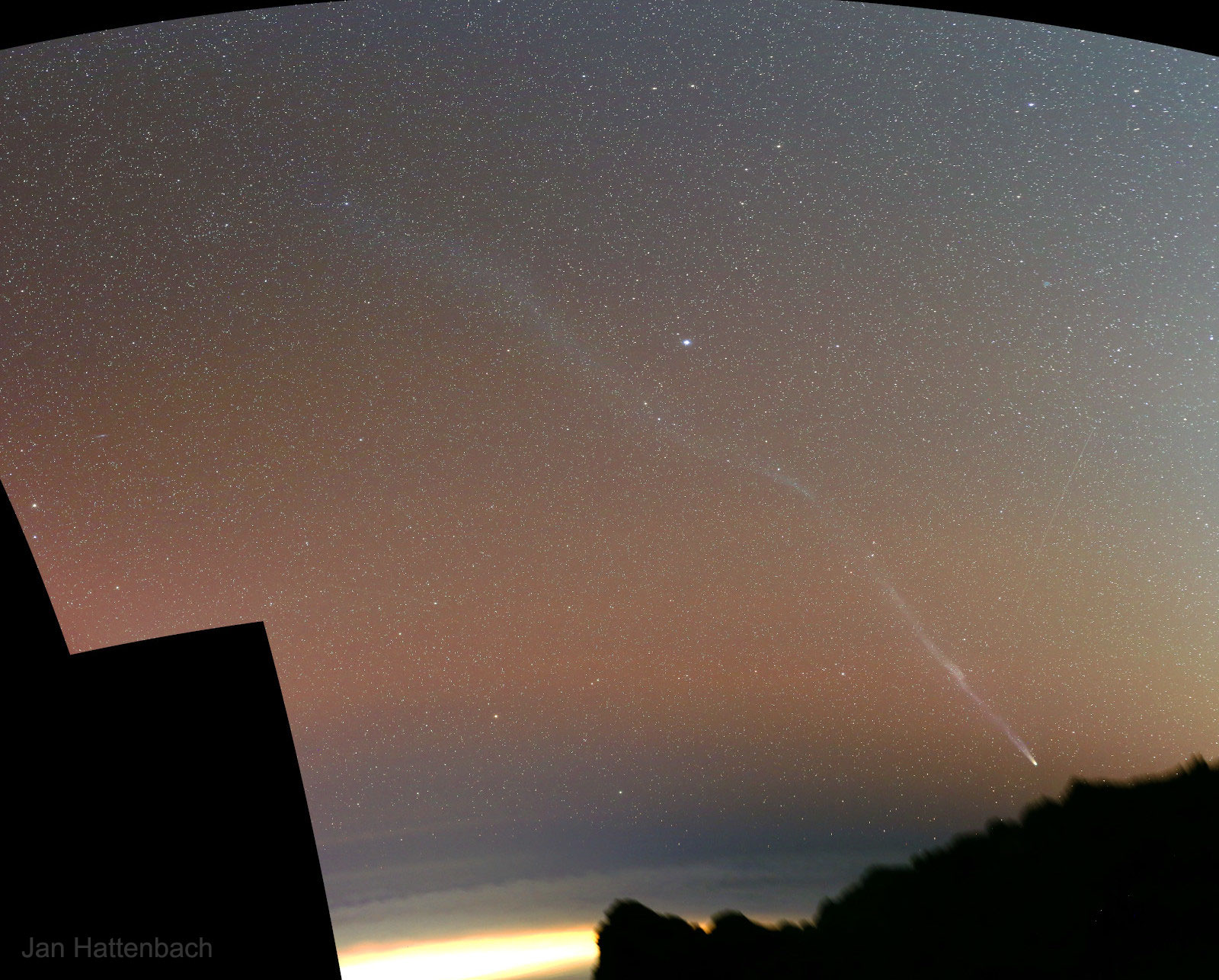 La queue de la comète Leonard s'étend sur plus de 60° à travers le ciel terrestre. © Jan Hattenbach, Apod (Nasa)