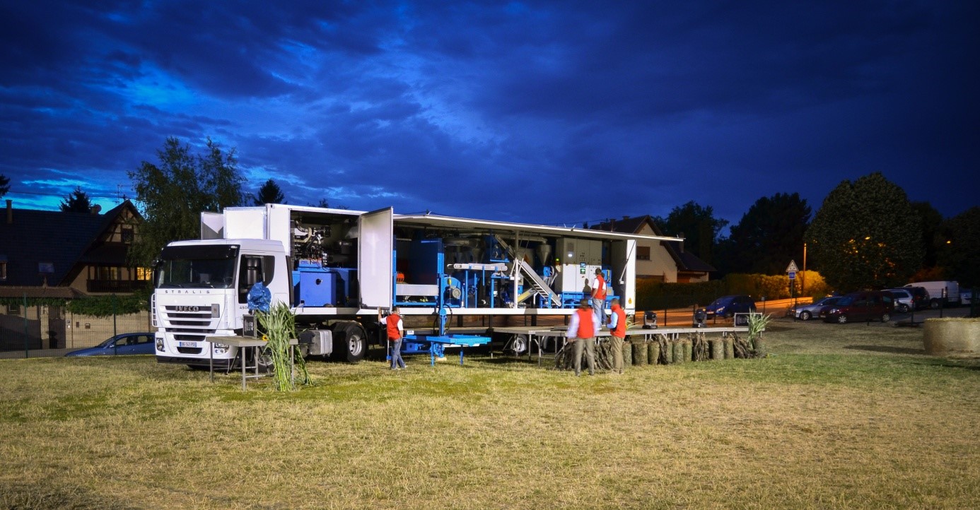 Le « granulateur mobile » récupère les déchets végétaux des champs et produit des granulés qui pourront alimenter des chaudières. © H-Énergie