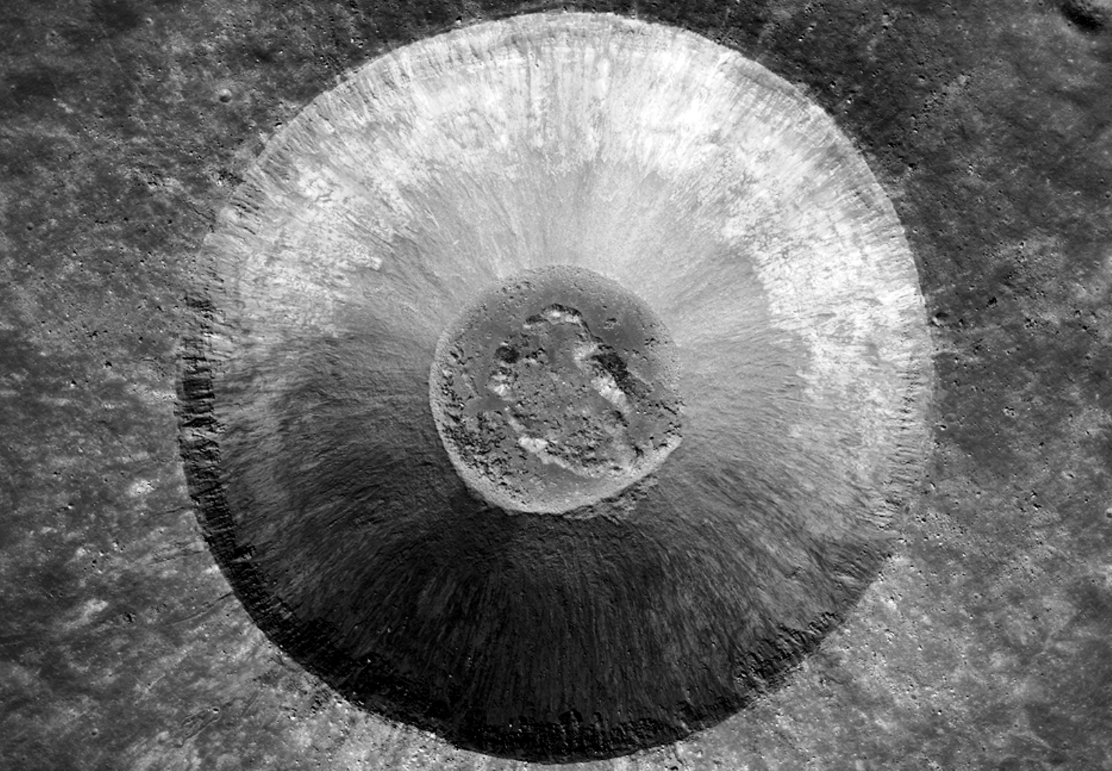 Lichtenberg B est un jeune cratère d'impact magnifiquement préservé. Les affleurements rocheux dans la partie supérieure de la paroi du cratère sont dus aux coulées de lave successives qui ont rempli Oceanus Procellarum il y a plus de 3 milliards d'années. Le cratère a un diamètre d’environ cinq kilomètres. © Nasa, GSFC, Arizona State University