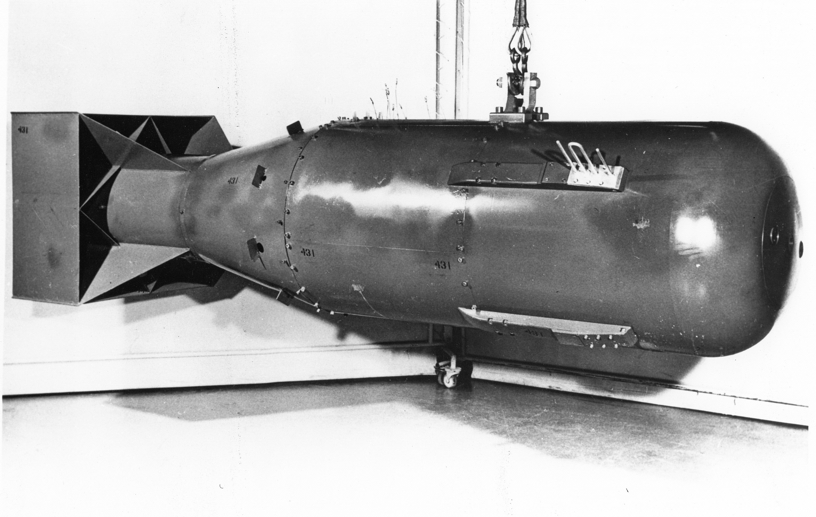 Photographie d'une maquette de l'arme nucléaire Little Boy larguée sur Hiroshima, au Japon, en août 1945. © Archives nationales des États-Unis, Wikimedia Commons. Domaine public