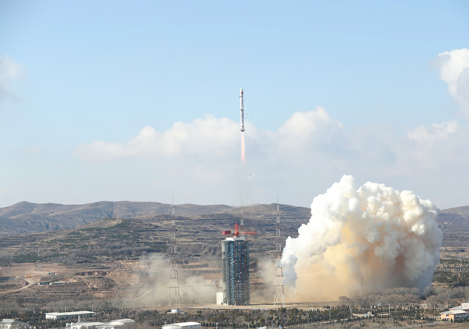 Décollage du lanceur Long March 4B (CZ-4B) du Centre de lancement de satellites de Taiyuan avec à son bord d'observation de la Terre Gaofen 7 et trois satellites auxiliaires dont celui de Spacety. © CASC