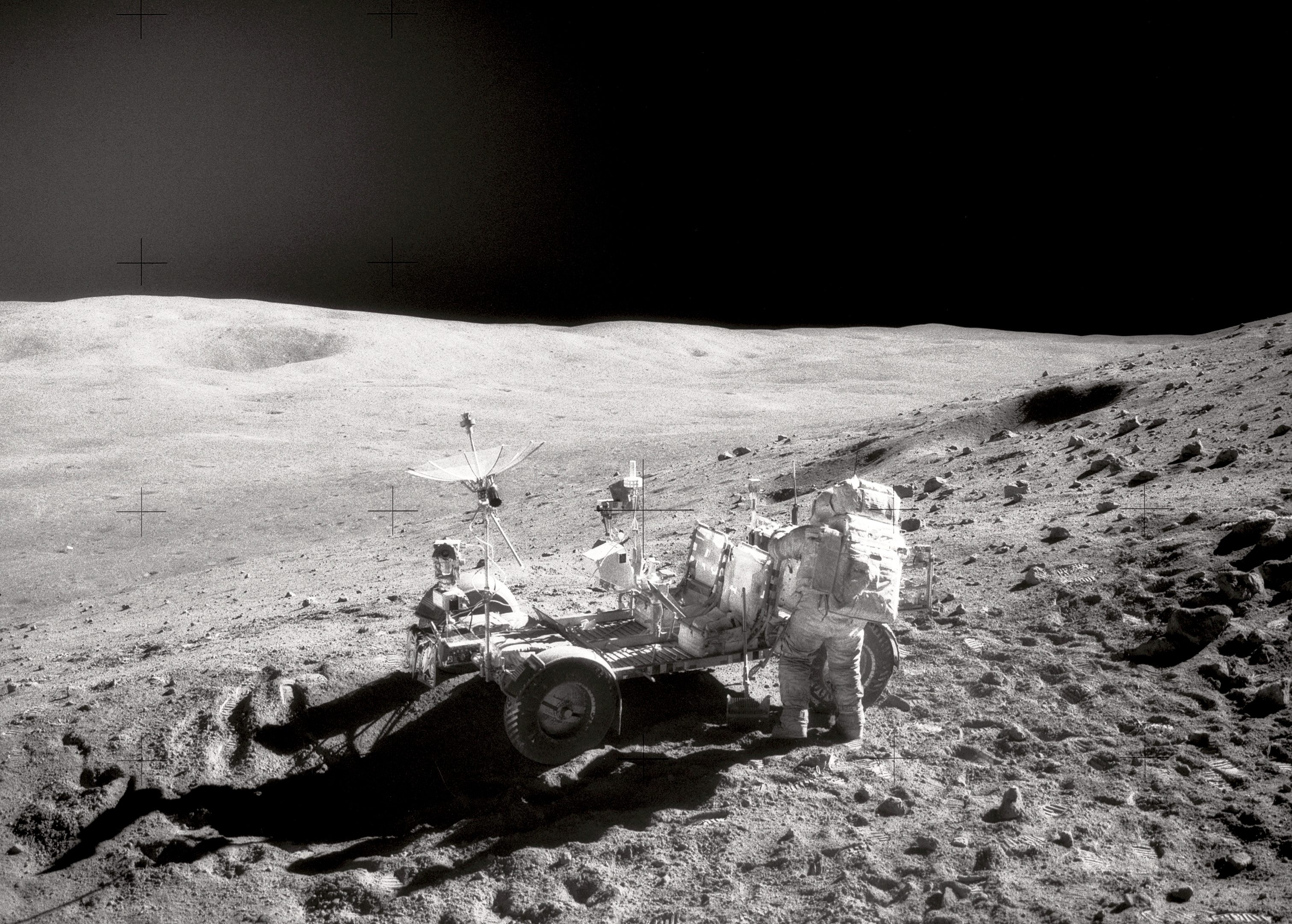 Une photo de l'astronaute John Young lors de la mission Apollo 16 où des roches des Highlands ont été collectées. © Nasa