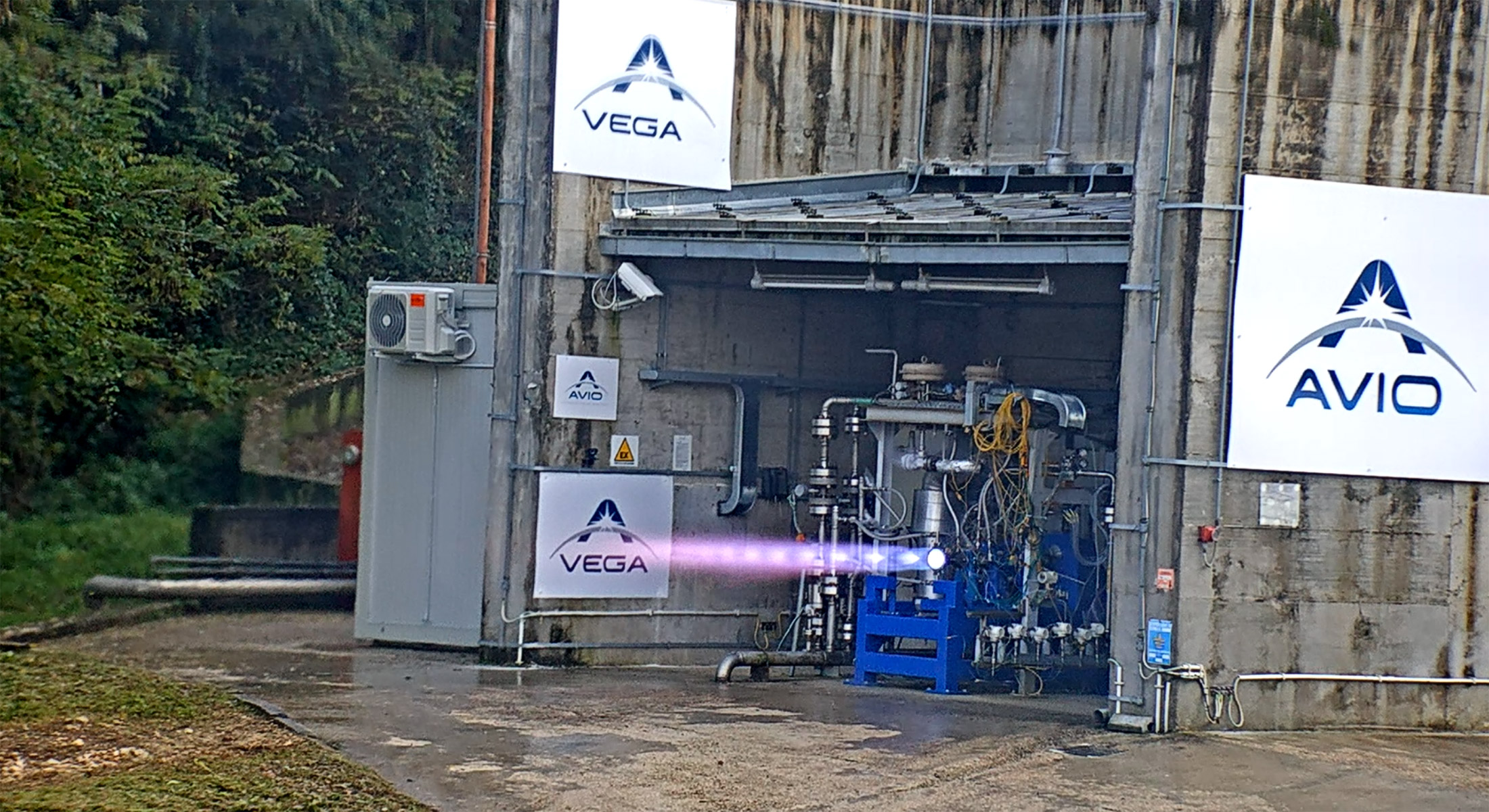 Premier essai sur banc de test du prototype de moteur M10 qui fonctionne avec un mélange d'oxygène et de méthane liquides. Ce moteur sera utilisé pour le futur Vega-E, une évolution du Vega-C qui doit entrer en service l'année prochaine. © Avio