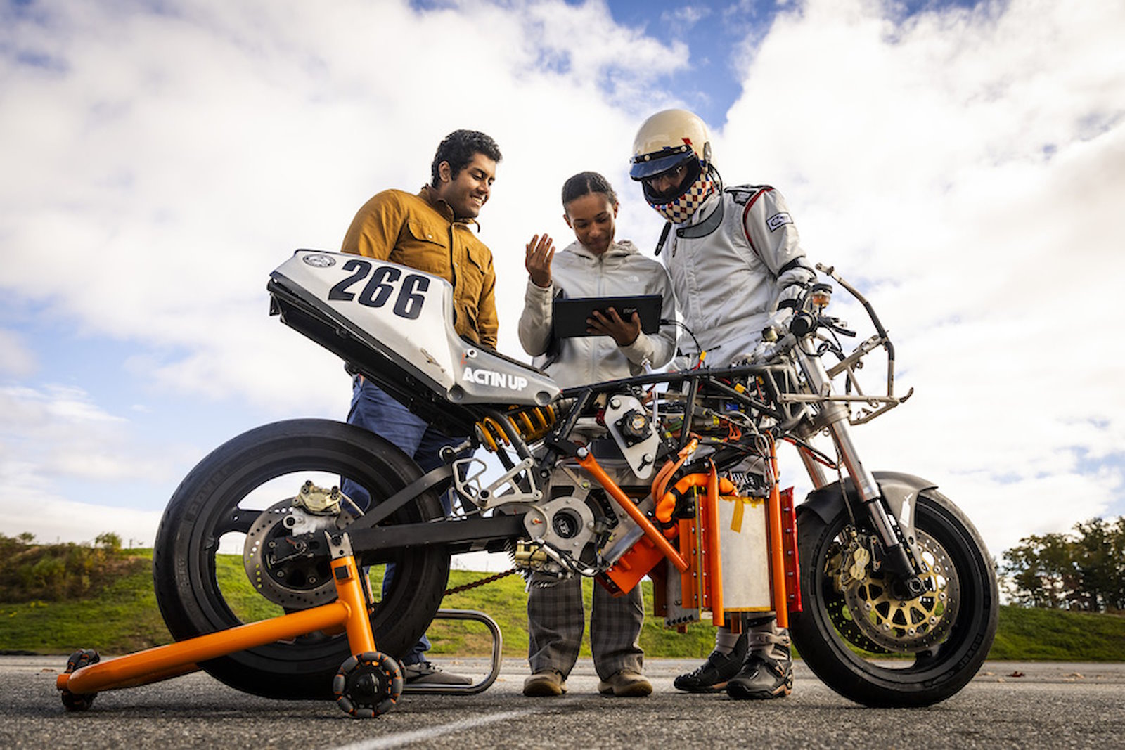 Cette moto a été converti à l’hydrogène grâce à l’ajout d’un moteur électrique et d’une pile à combustible. © MIT