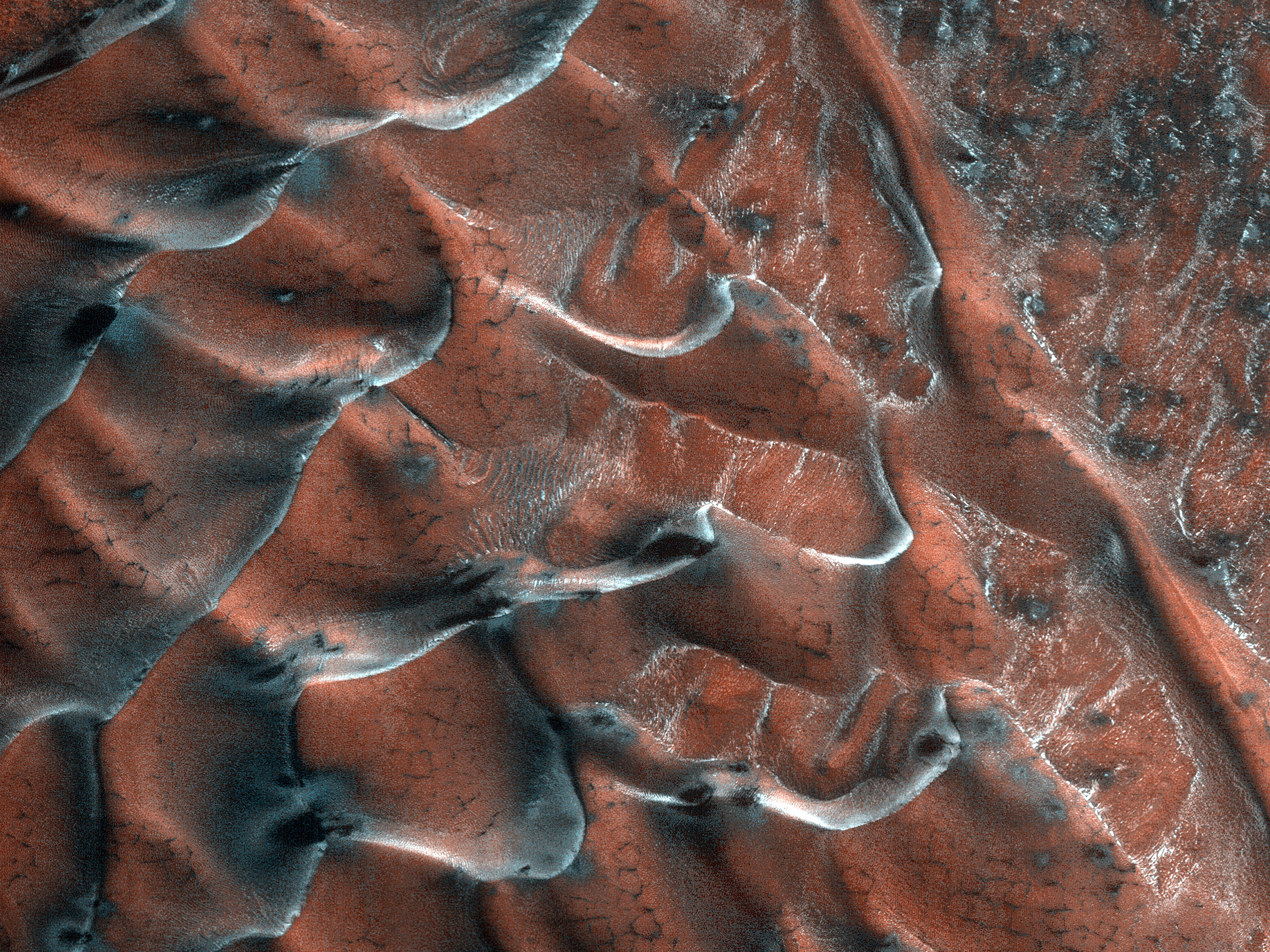 Champ de dunes à l'intérieur d'un petit cratère de 5 km de diamètre dans les plaines du nord de Mars. © Nasa, JPL, UArizona