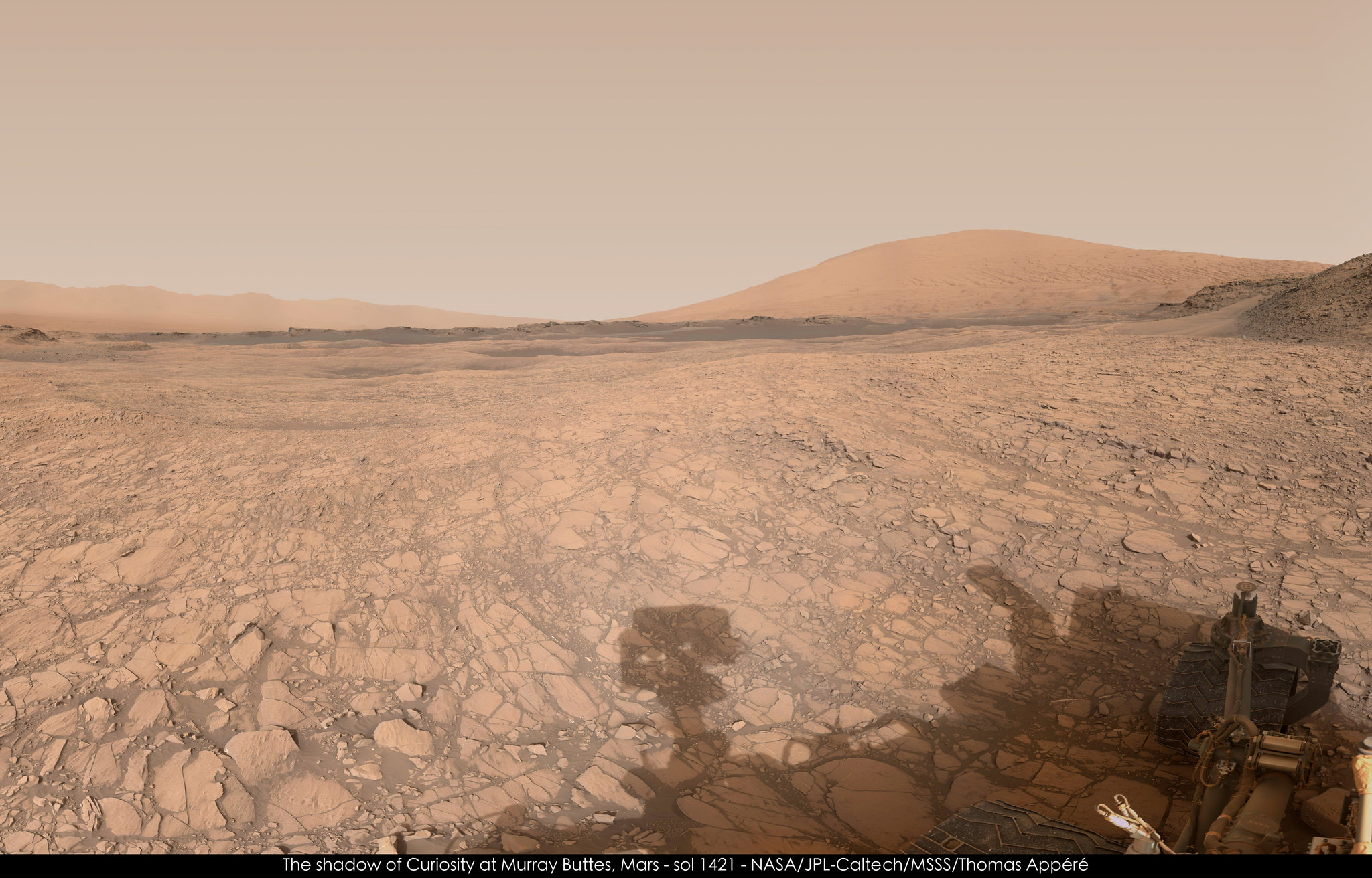 À droite, le mont Sharp. Curiosity, dont on peut voir l’ombre projetée au sol, était à Murray Buttes ce jour-là (Sol 1.421). © Nasa, JPL-Caltech, MSSS, Thomas Appéré