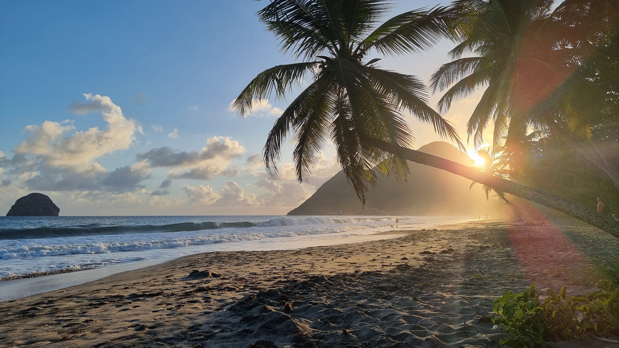 Coucher de soleil sur la plage du Diamant en Martinique. ©Virginie Mathieu