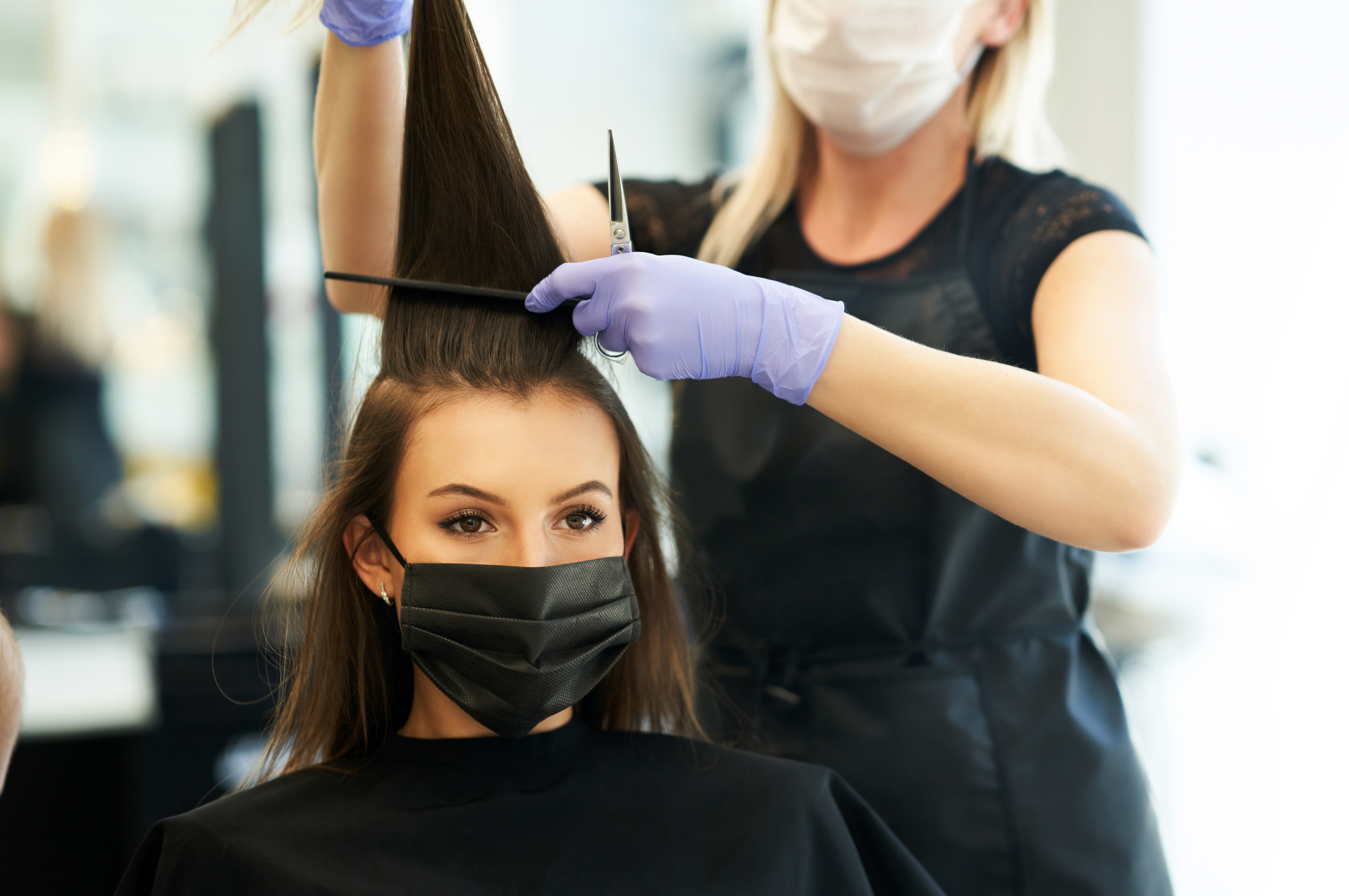 La profession de coiffeuse, entre autres, majore le risque de développer un cancer des ovaires d'après une récente étude. © Kalim, Adobe Stock