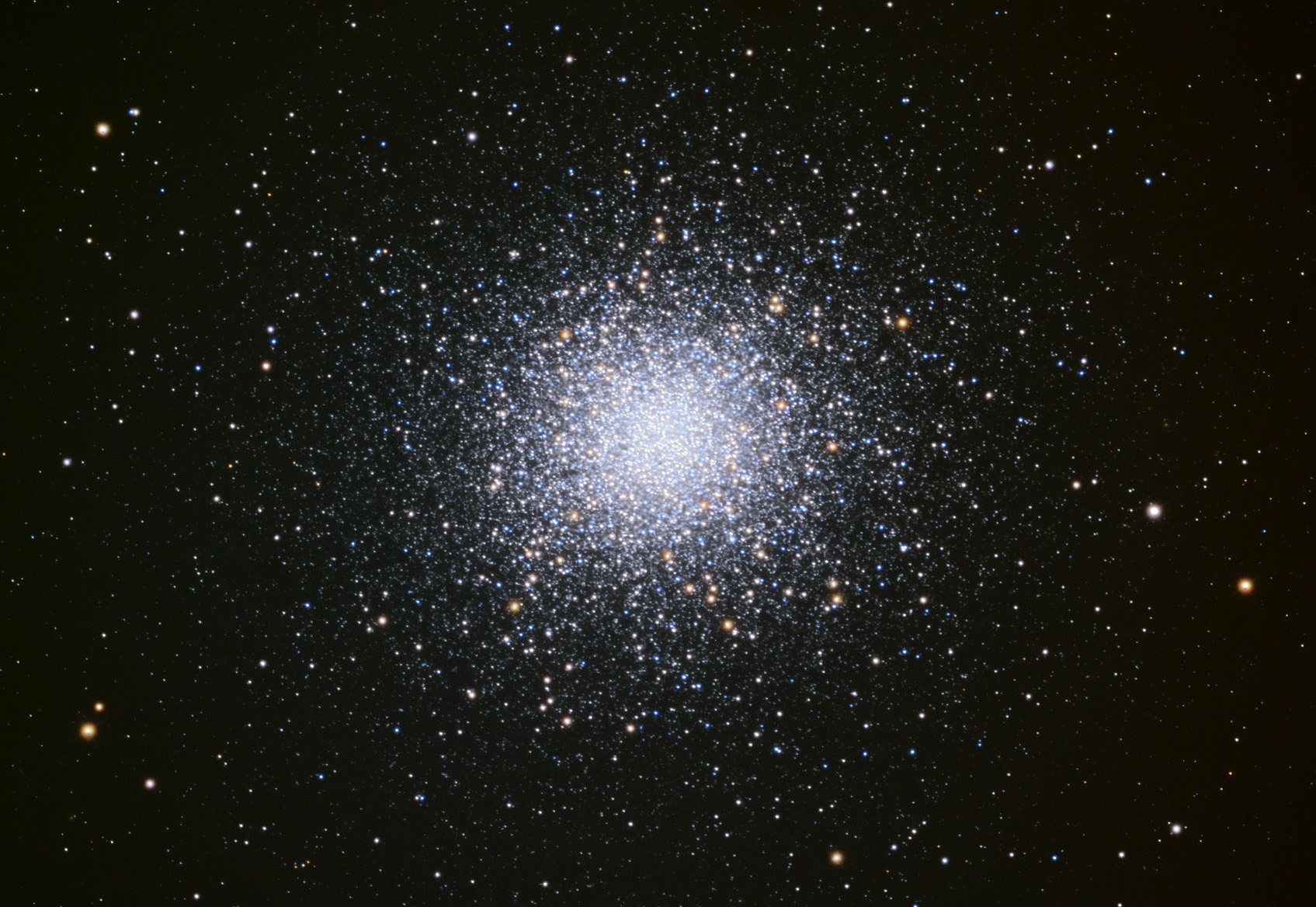 L’amas globulaire M13, à 22 000 années-lumière de la Terre, est constitué d'au moins 100 000 étoiles et peut-être d’un million serrées dans un espace de 150 années-lumière de diamètre. Découvert par Edmond Halley en 1714. M13, encore appelé le « Grand Amas Globulaire d'Hercule », est l'un des amas les plus remarquables et les plus connus de l'hémisphère céleste nord. © Adam Block (Observatoire du mont Lemmon, Université de l'Arizona)
