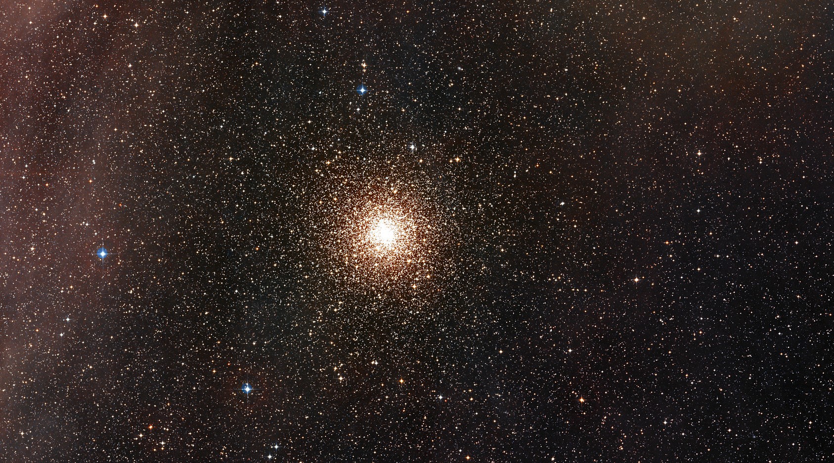 Cette vue à grand champ est centrée sur l'amas globulaire Messier 4 (NGC 6121) dans la constellation du Scorpion. Il s'agit d'une image couleur composée à partir de clichés du Digitized Sky Survey 2 (DSS2). Le plus petit amas globulaire en haut à gauche est NGC 6144. Il est semblable à Messier 4, mais plus de trois fois plus éloigné de la Terre. Le rayonnement rouge des nuages d'hydrogène et la formation stellaire qui y est associée peuvent également être vus dans le coin en haut à gauche et l'étoile brillante Sigma Scorpii est visible en haut à droite. © ESO, Digitized Sky Survey 2, Davide De Martin