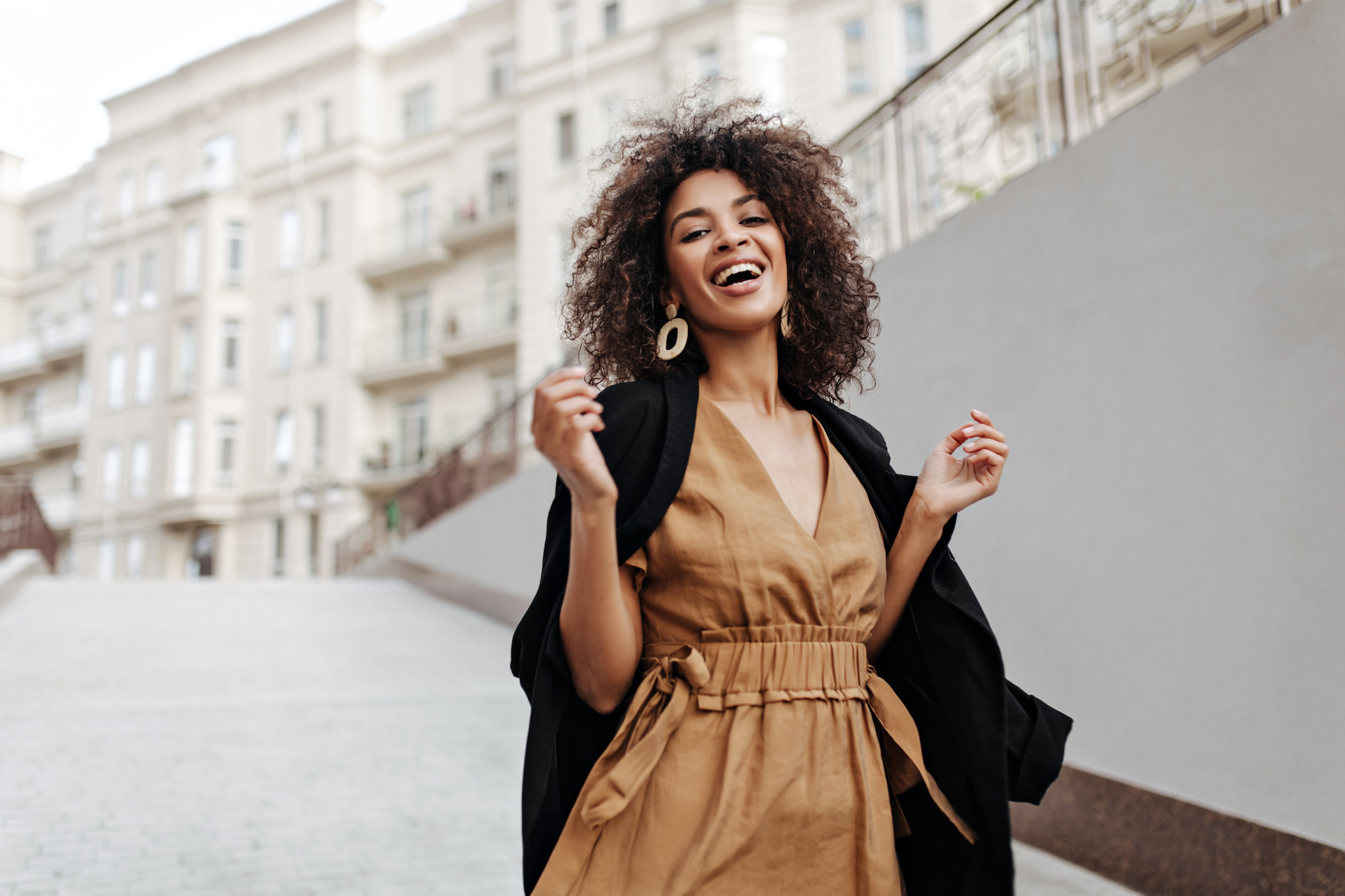 L'industrie textile est responsable de près de 10 % des émissions de gaz à effet de serre, aussi louer ses vêtements plutôt que les acheter est une démarche bonne pour la planète. © Look, Adobe Stock