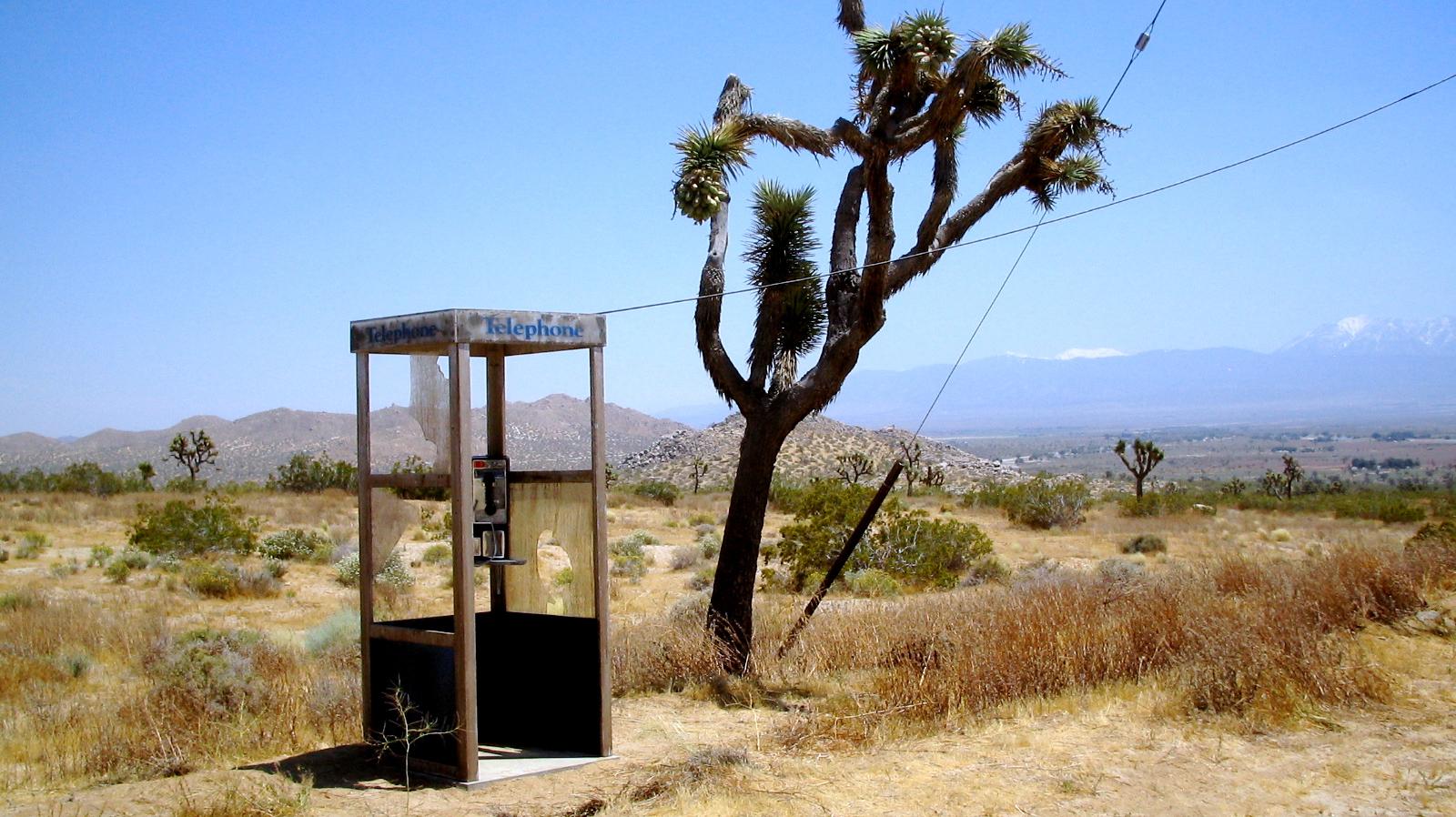 La «&nbsp;Mojave Phone Booth&nbsp;», une cabine téléphonique isolée dans le désert des Mojaves. © Mwf95, CC BY-SA 4.0, via Wikimedia Commons