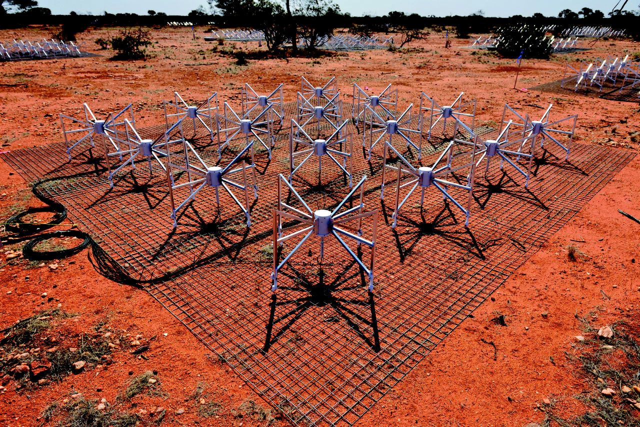 Une des 2.048 antennes dipôles qui forment le réseau d’antennes à grand champ de Murchison, dans le nord-ouest de l'Australie. © MWA Science Team