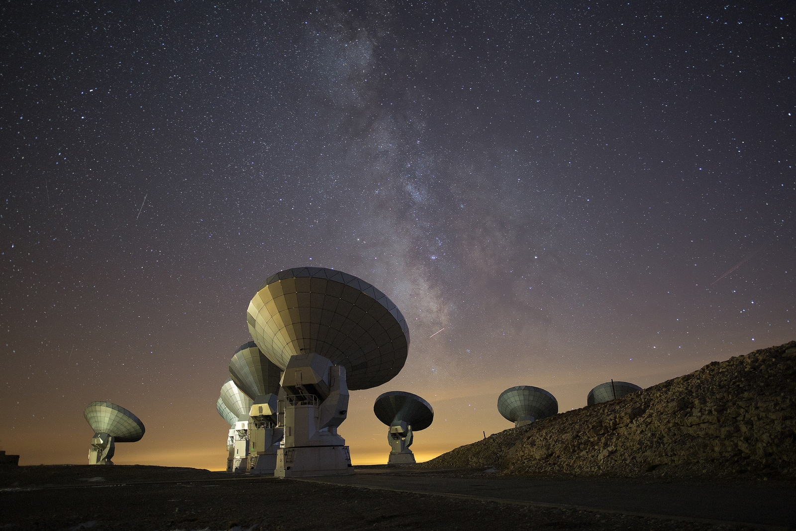 Antennes de l'observatoire NOEMA (MPG/Allemagne, CNRS/France, IGN/Espagne) le radiotélescope le plus puissant de l'hémisphère nord. L'observatoire opère à plus de 2.500 mètres d'altitude sur l'un des sites européens de haute altitude les plus étendus, le plateau de Bure dans les Alpes françaises. Le télescope est exploité par l'Institut de Radioastronomie Millimétrique (Iram) et est financé par la Société Max-Planck (Allemagne), le Centre National de Recherche Scientifique (France) et l'Instituto Geografico Nacional (Espagne).&nbsp;© IRAM-gre , CC&nbsp;by-sa 4.0