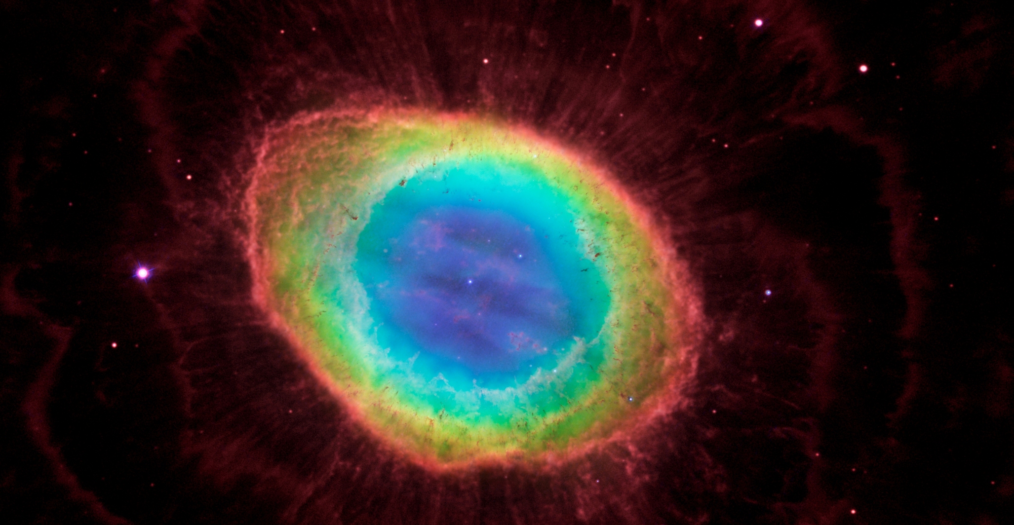 La Nébuleuse de la Lyre (en anglais Ring Nebula), M57, est une nébuleuse planétaire située comme son nom l'indique dans la constellation de la Lyre. Elle est le produit de la matière éjectée par une étoile mourante qui s'est transformée il y a des milliers d'années en la naine blanche brillante que l'on distingue en son centre. © Nasa