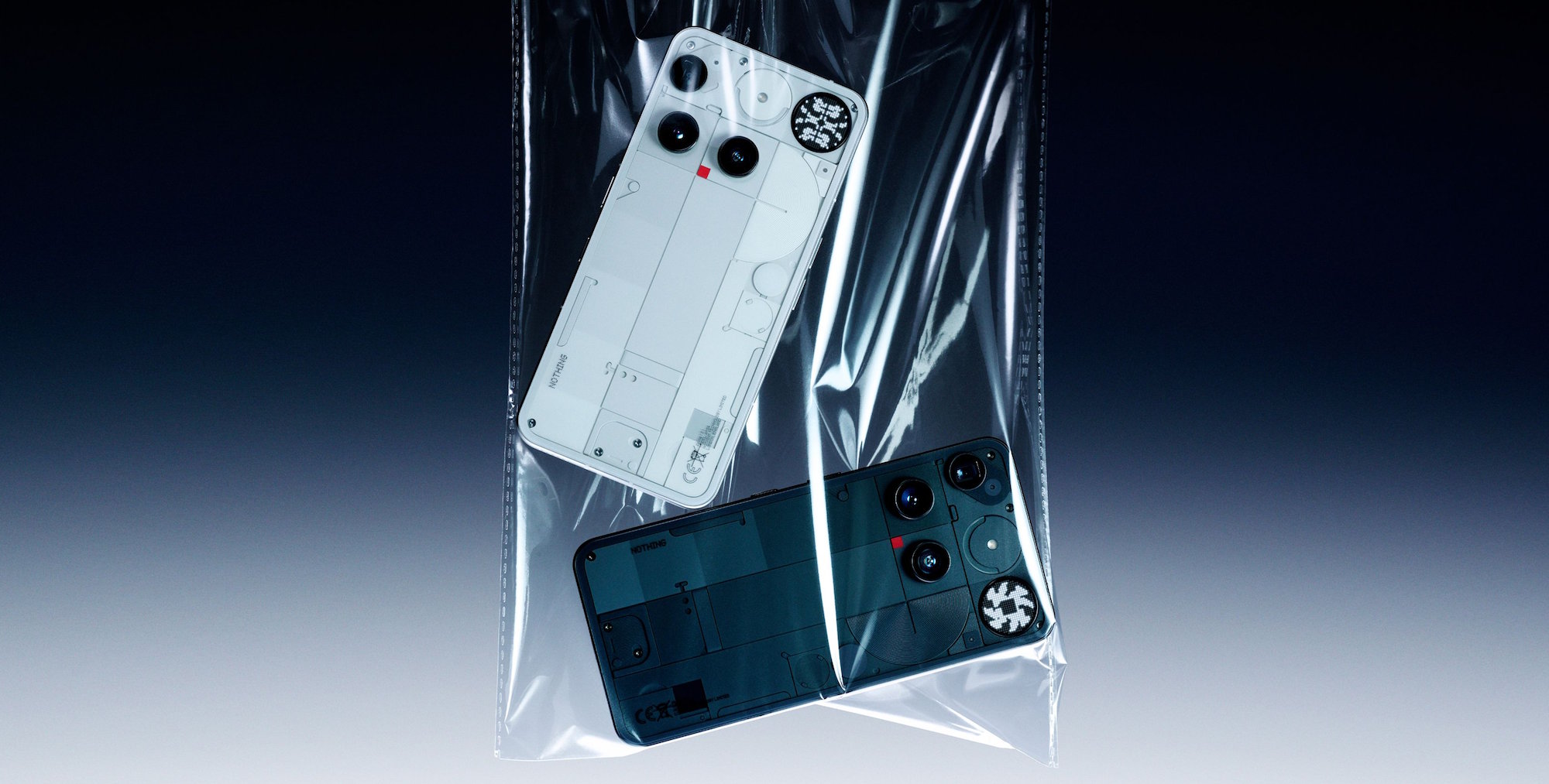 Le Nothing Phone (3), avec sa coque transparente et son nouveau Glyph Matrix. © Nothing