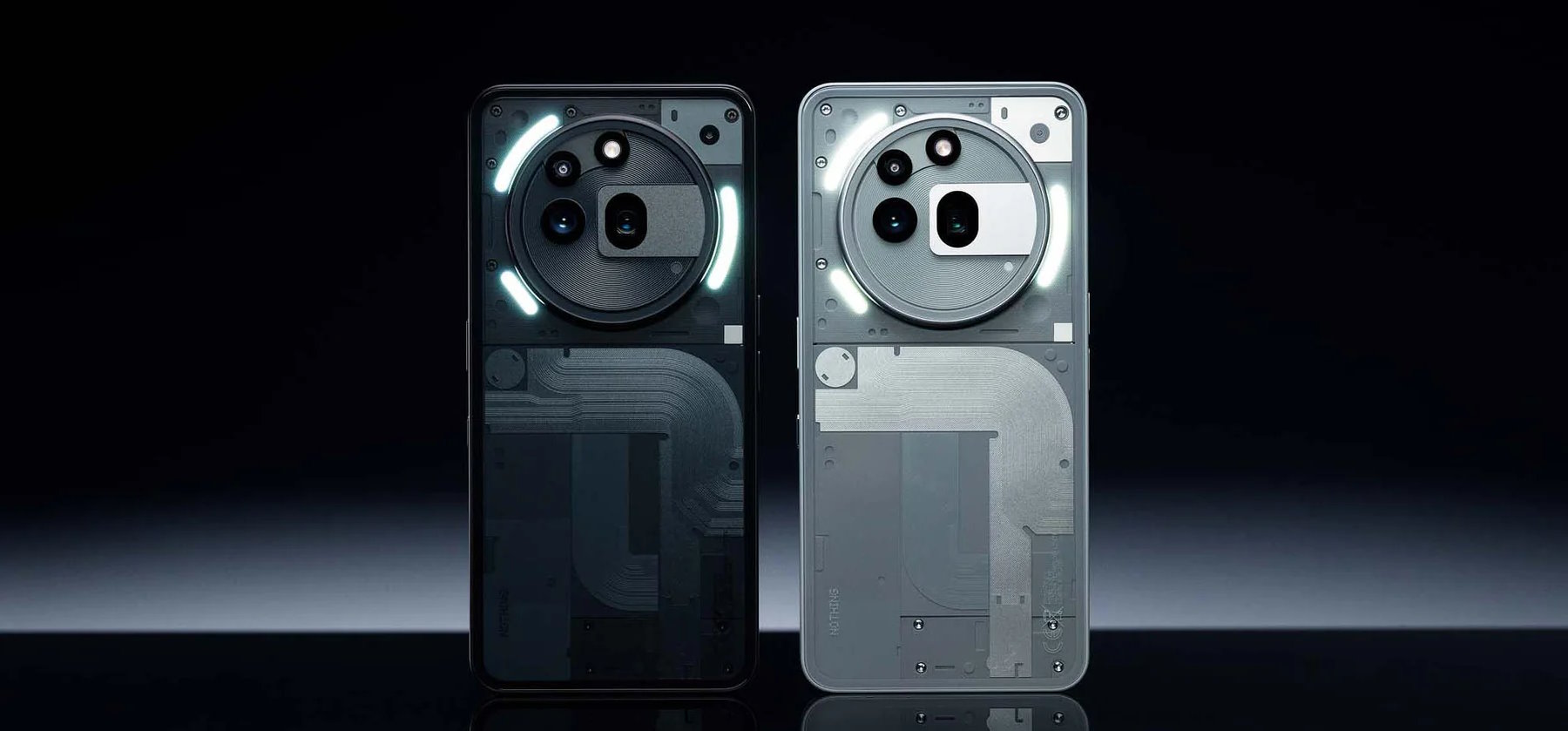 Le nouveau Nothing Phone (3a) Pro à la coque transparente est disponible en noir et gris. © Nothing