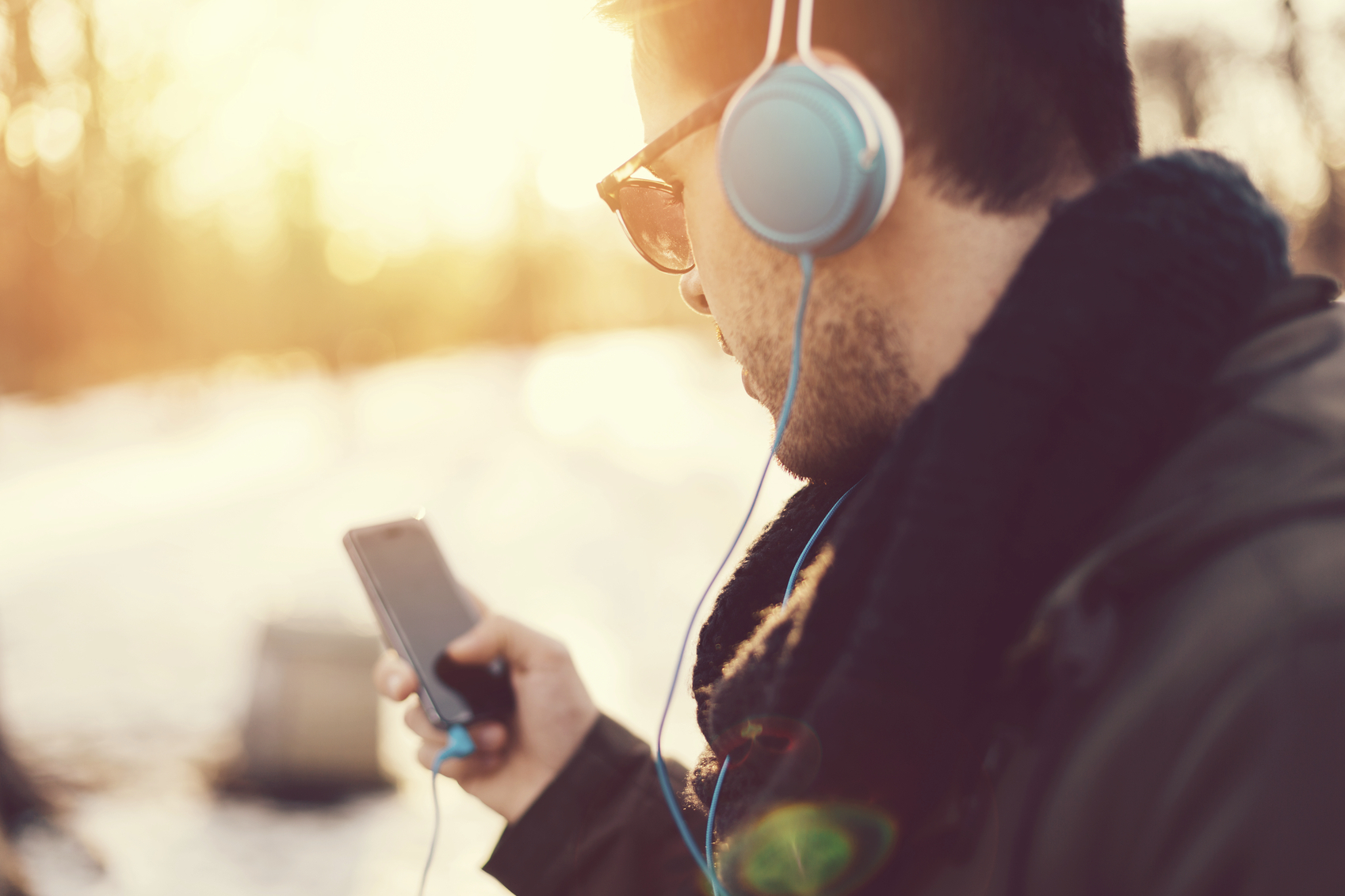 « Un jeune sur deux écoute des sons à des niveaux nuisibles en utilisant son appareil audio personnel », et risque à terme de souffrir de pertes auditives, selon l'OMS. © Martin Dimitrov/Istock.com