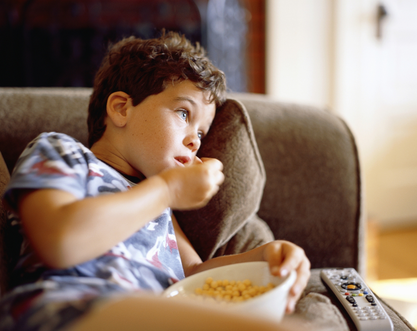 Les publicités auxquels sont confrontés adultes et enfants influencent significativement les comportements alimentaires et, hélas, pas dans le bon sens. © bttoro, Istock.com