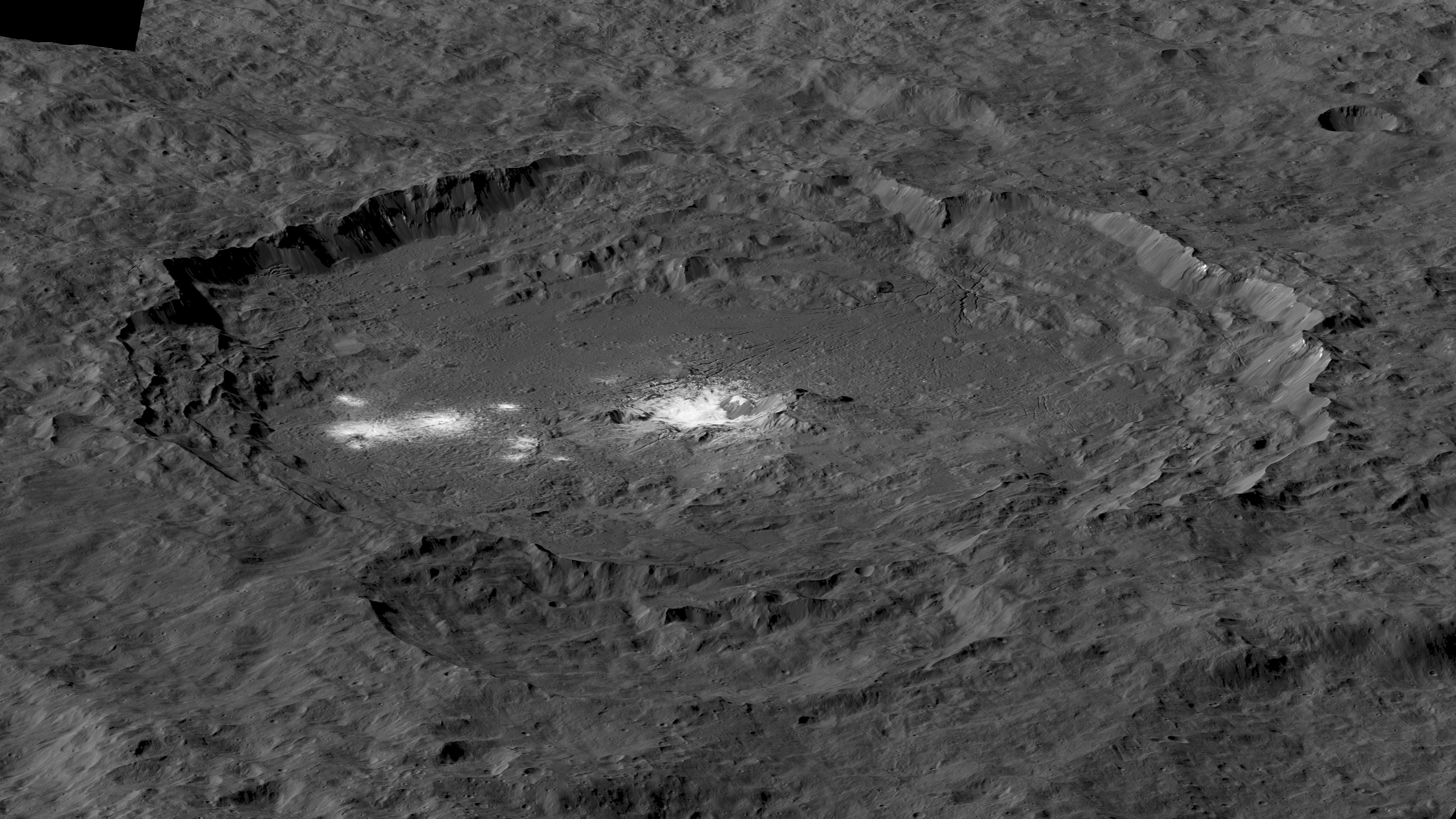 Superbe vue d’ensemble du cratère Occator. Au centre, les fameuses taches blanches. Cliquez ici pour obtenir l’image en haute résolution. © Nasa, JPL-Caltech, UCLA, MPS, DLR, IDA