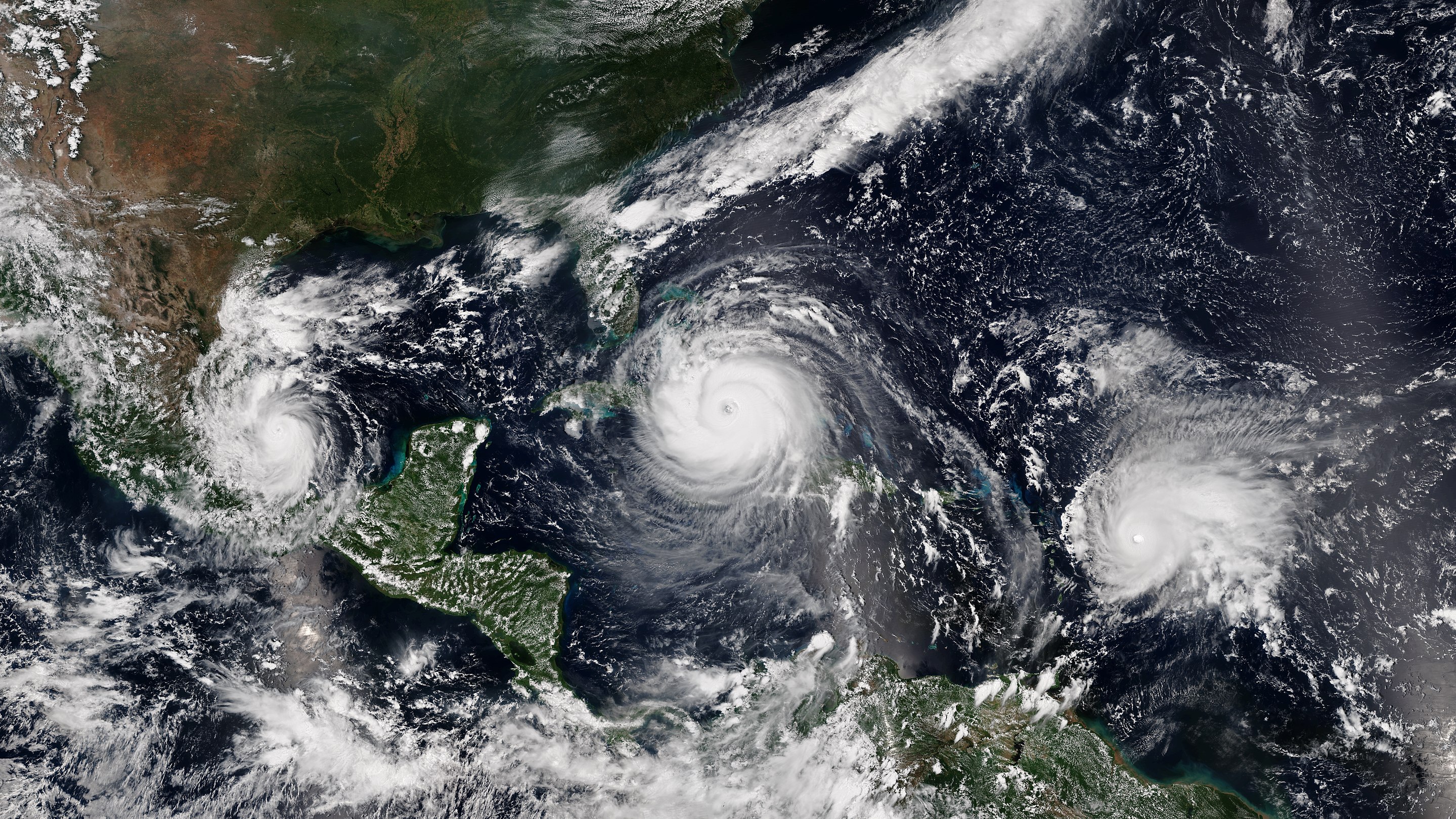 Quels évènements clés ont marqué l'actualité environnement en 2017 ? La saison des ouragans fut particulièrement intense dans l’Atlantique Nord. Ici, les ouragans Irma, Katia et José, le 8 septembre 2017. © NPP, NOAA