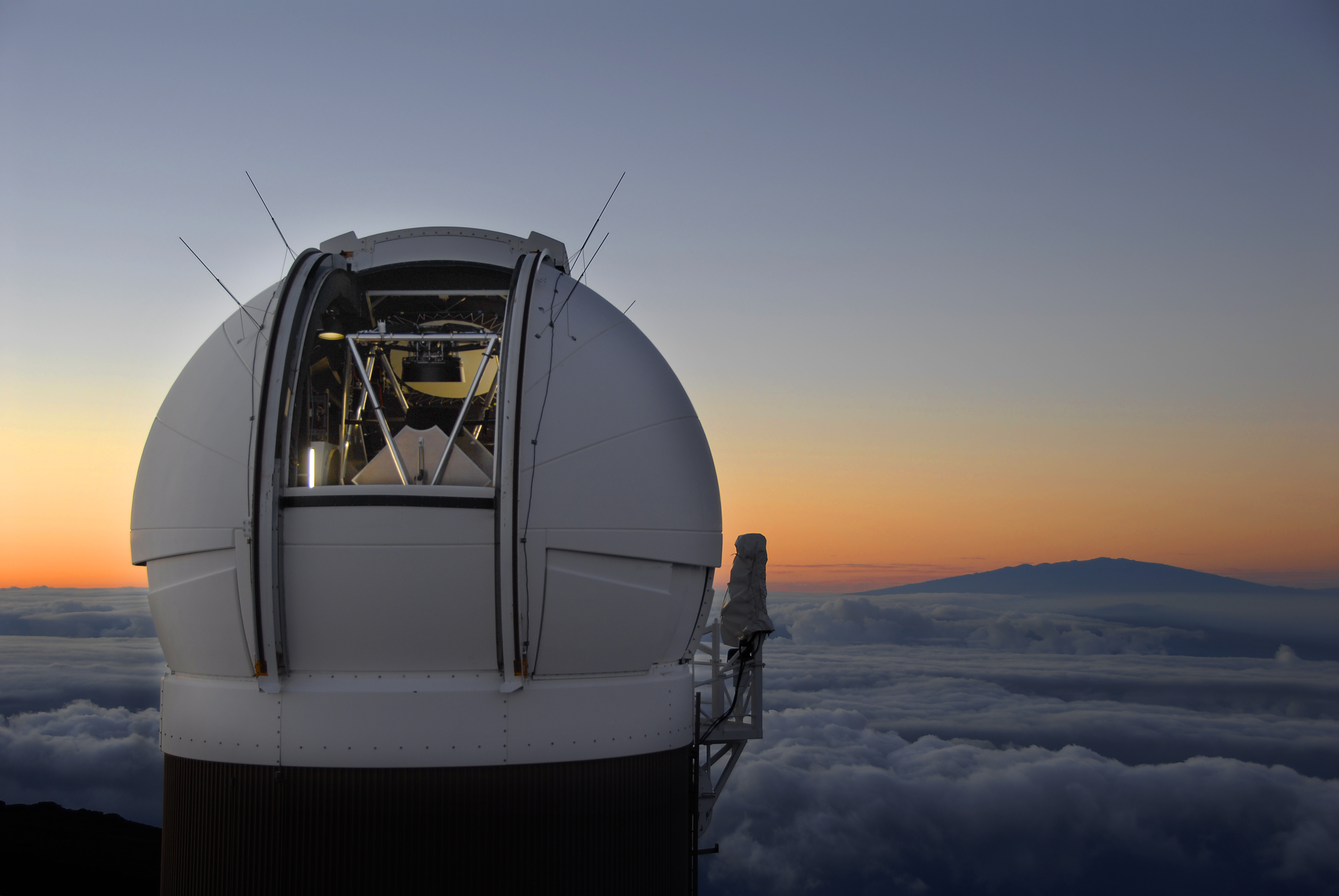 La coupole abritant le télescope de 1,8 m de diamètre situé au sommet du Haleakala, juste avant le lever du Soleil. © PS1SC