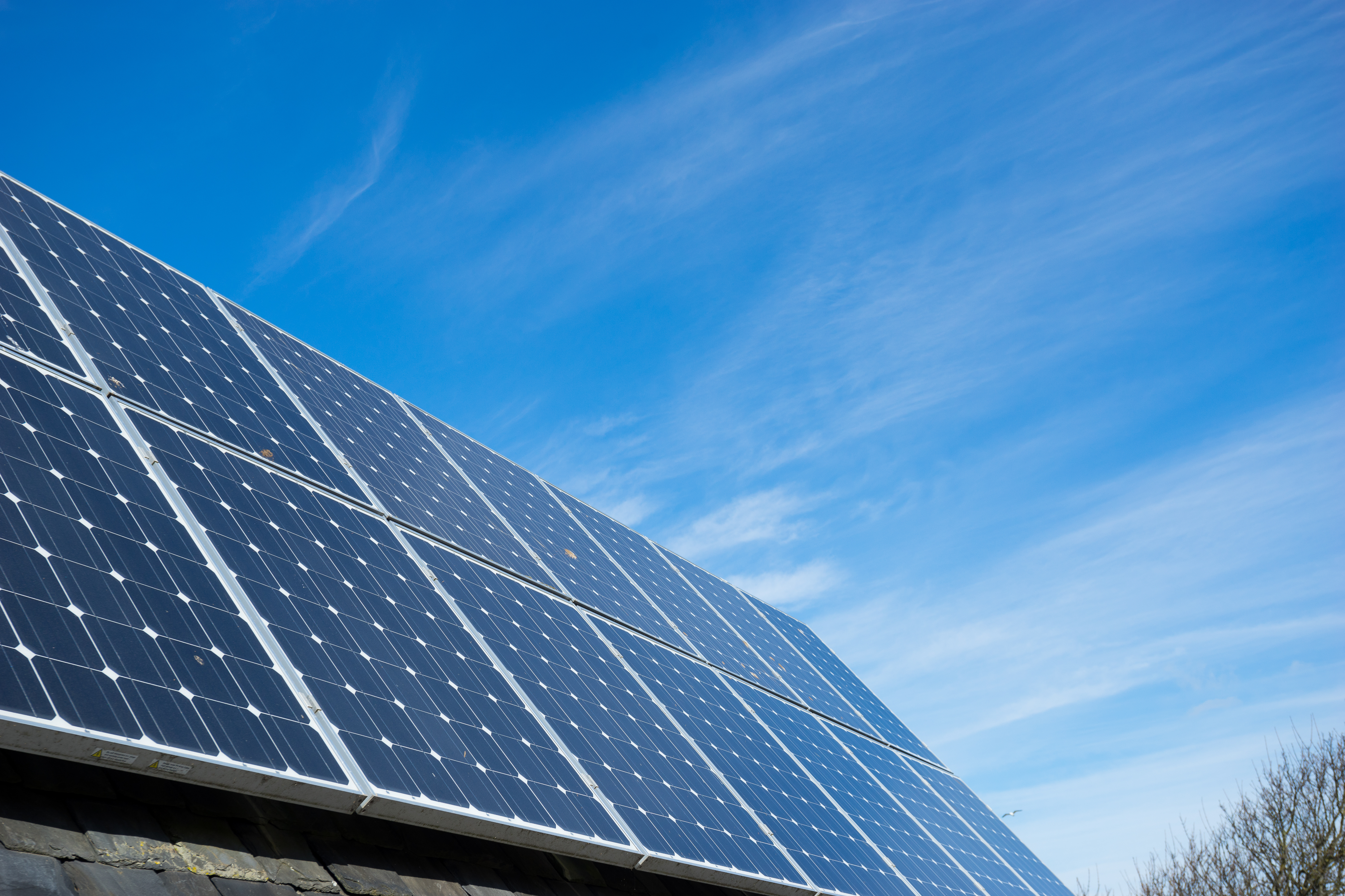 La forte croissance des installations photovoltaïques pose la question du recyclage de ces panneaux solaires usagés. © alice_photos, Adobe Stock