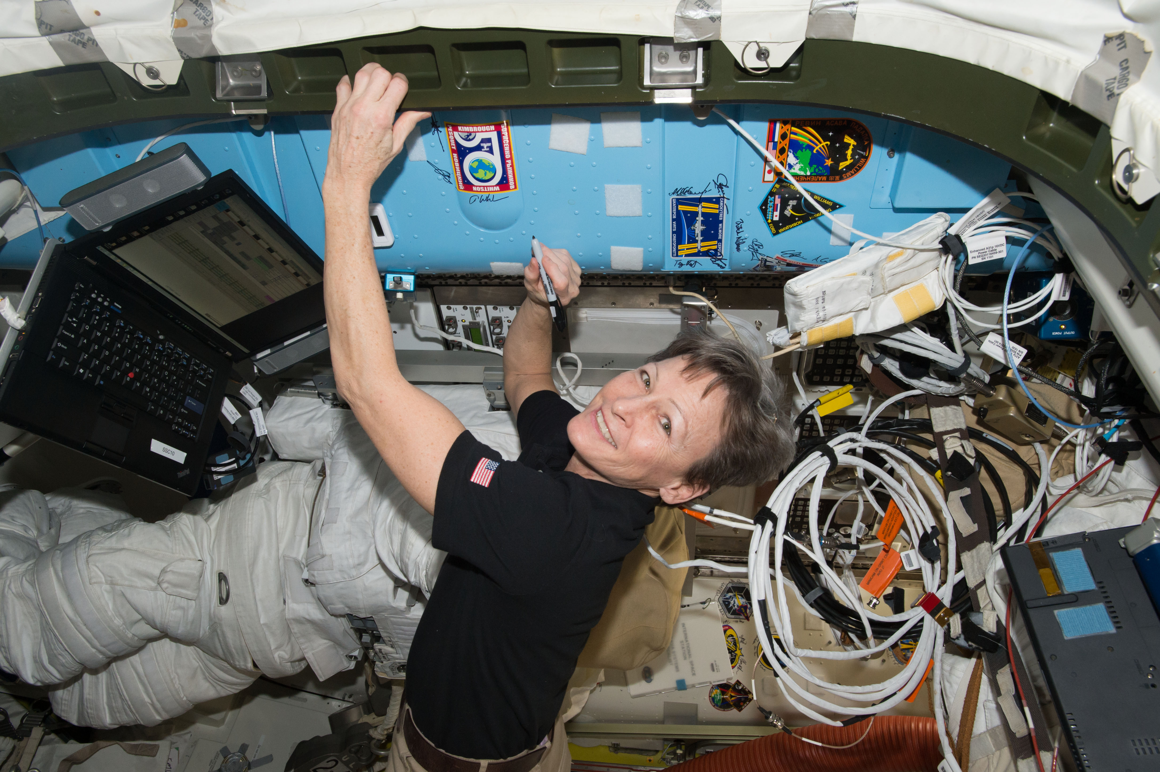 Peggy Whitson, qui a battu le record féminin du plus long séjour dans l'espace, est ici photographiée à bord de la Station spatiale, durant sa troisième mission commencée en novembre 2016. © Nasa
