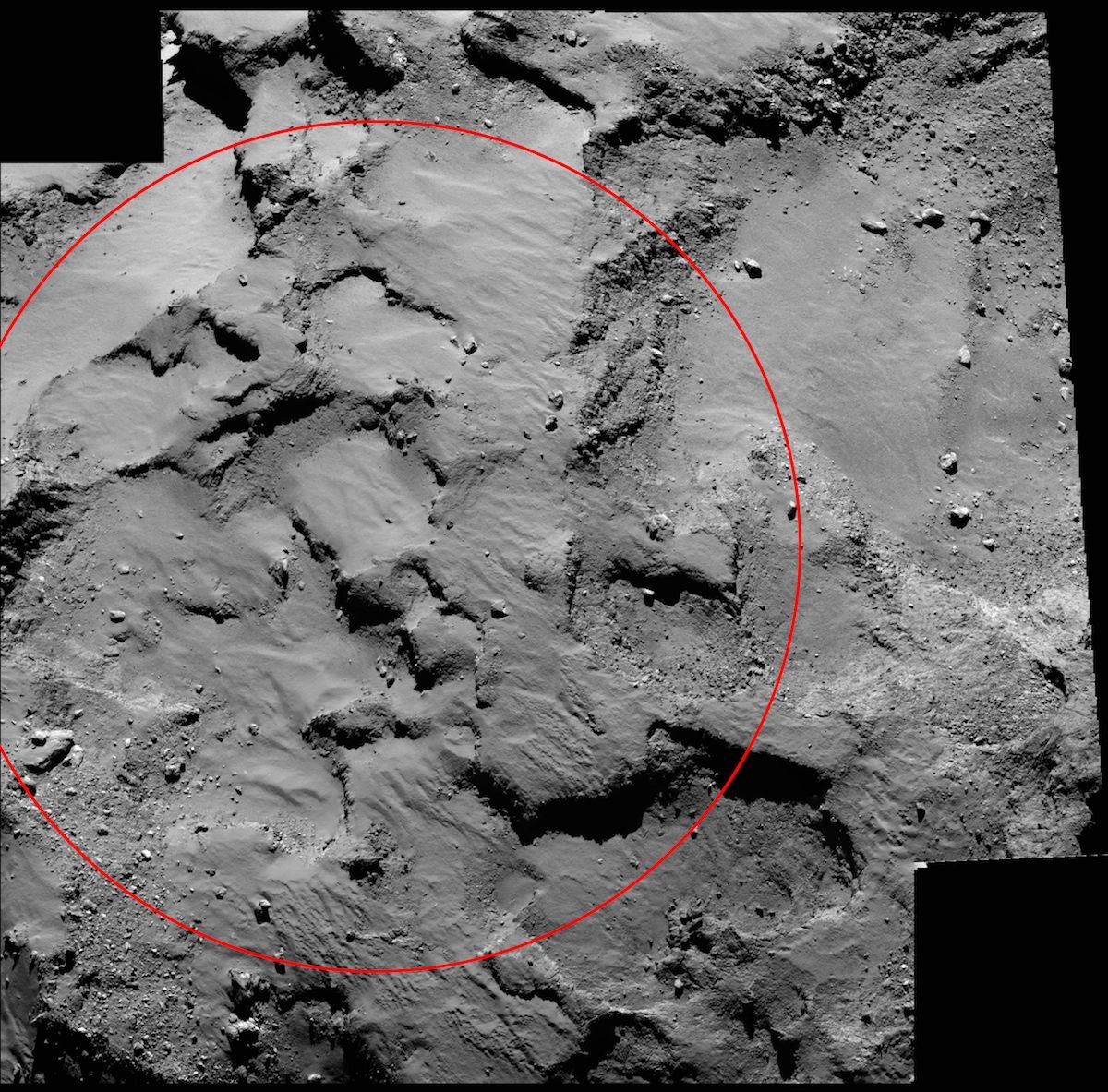Détail du site Agilkia, où Philae doit se poser, quelque part à l'intérieur du cercle rouge, d'un diamètre de 500 m. Ces deux images, d’une résolution de 50 cm par pixel, ont été prises par la caméra Osiris de la sonde Rosetta, le 14 septembre à environ 30 km de distance. © Esa, Rosetta, MPS pour Osiris, UPD, Lam, IAA, SSO, INTA, UPM, DAPS, Ida