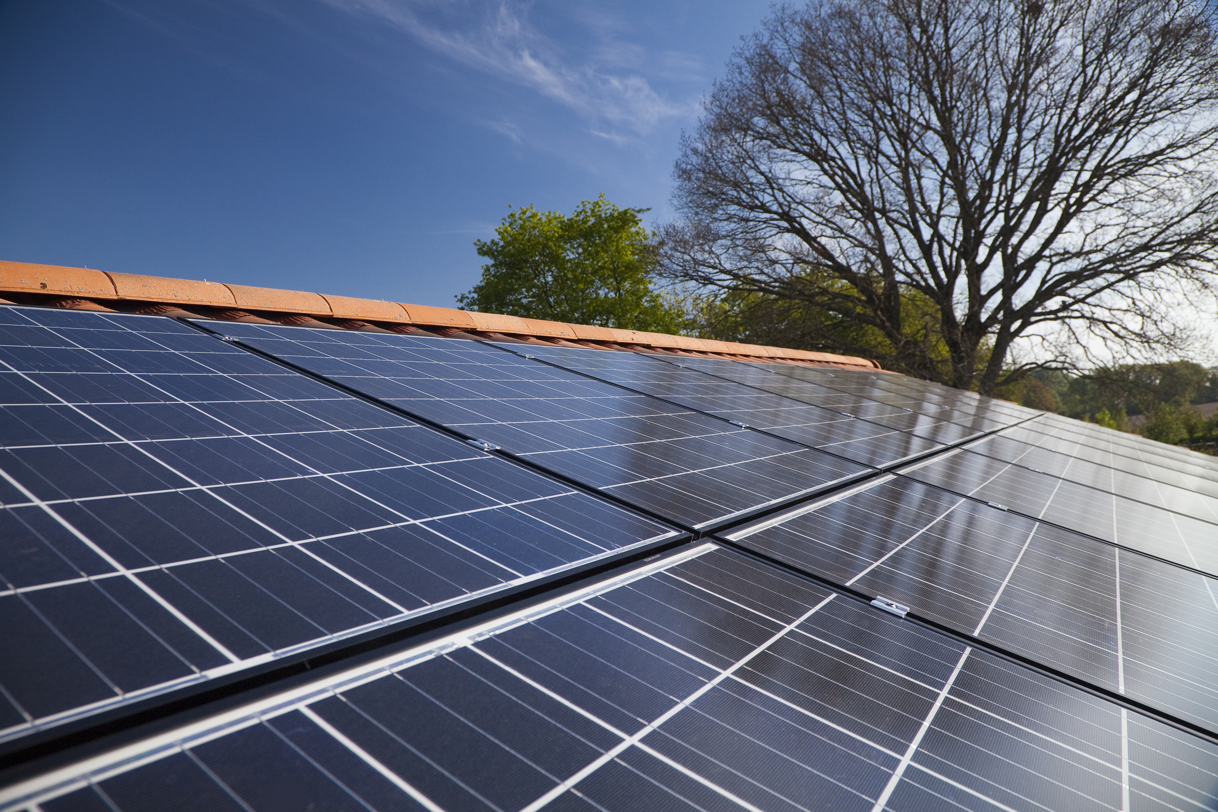 Équiper sa toiture de panneaux photovoltaïques est une bonne idée. Une démarche écologique qui a bien des avantages mais il faut s'assurer du sérieux de l'artisan pour éviter toute arnaque. © Steflemulot, Adobe Stock