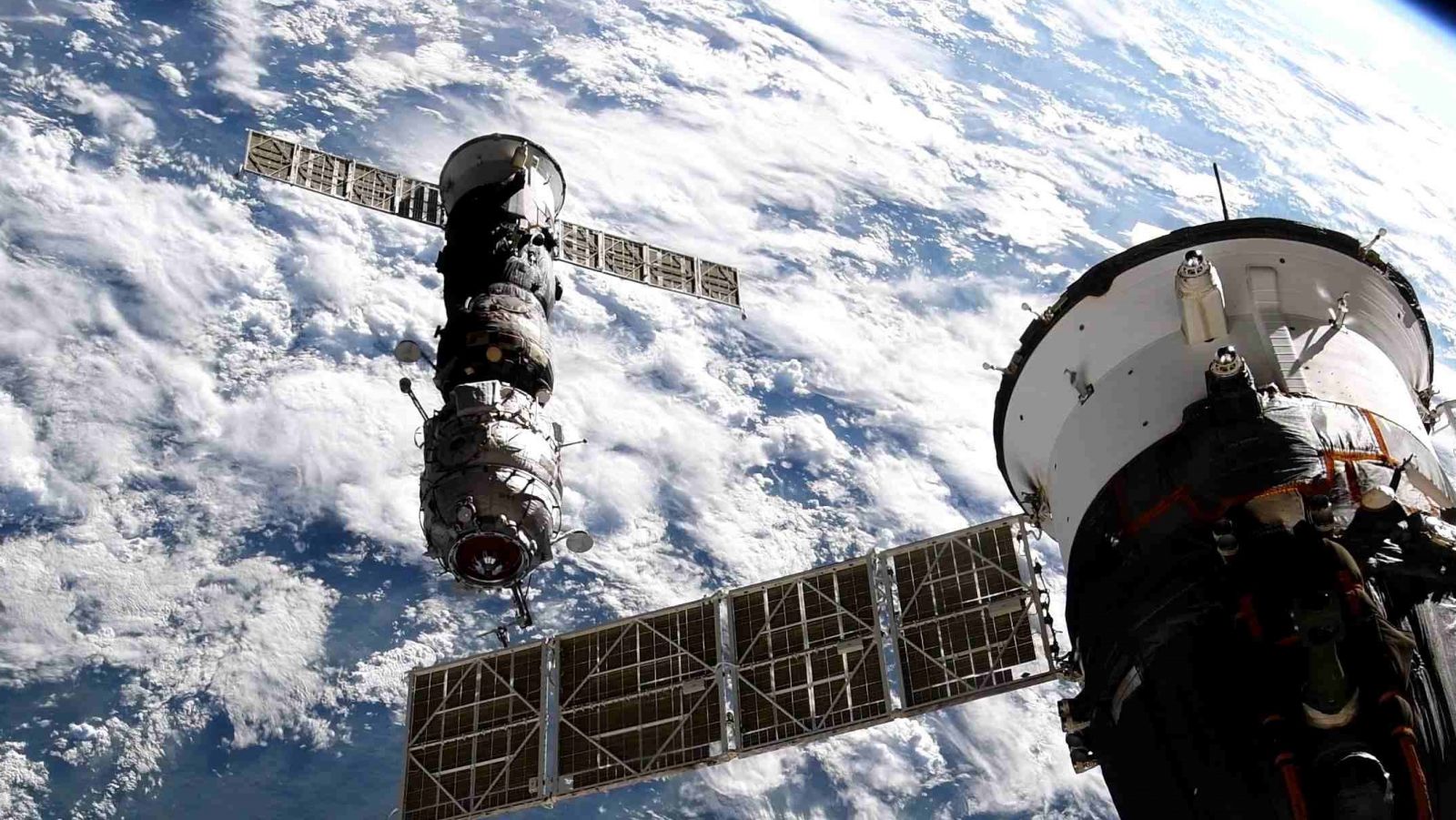 Pirs et le cargo Progress après leur désamarrage de la Station spatiale internationale. © Roscosmos