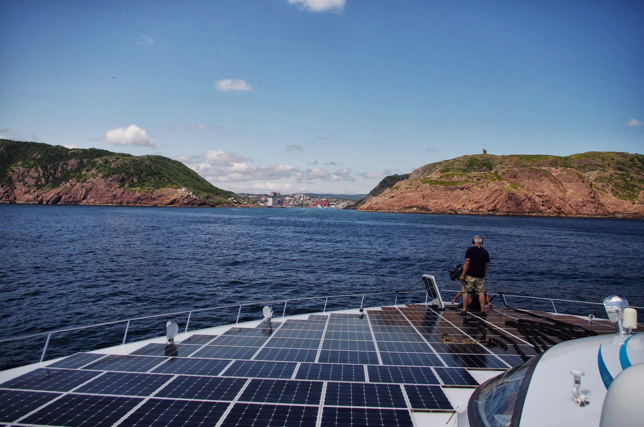 La catamaran solaire MS Tûranor PlanetSolar pèse 89 t et est alimenté par 516 m2 de panneaux solaires. Cette photographie a été prise lors de son arrivée à St-John's (Canada) le 1er août 2013. © PlanetSolar