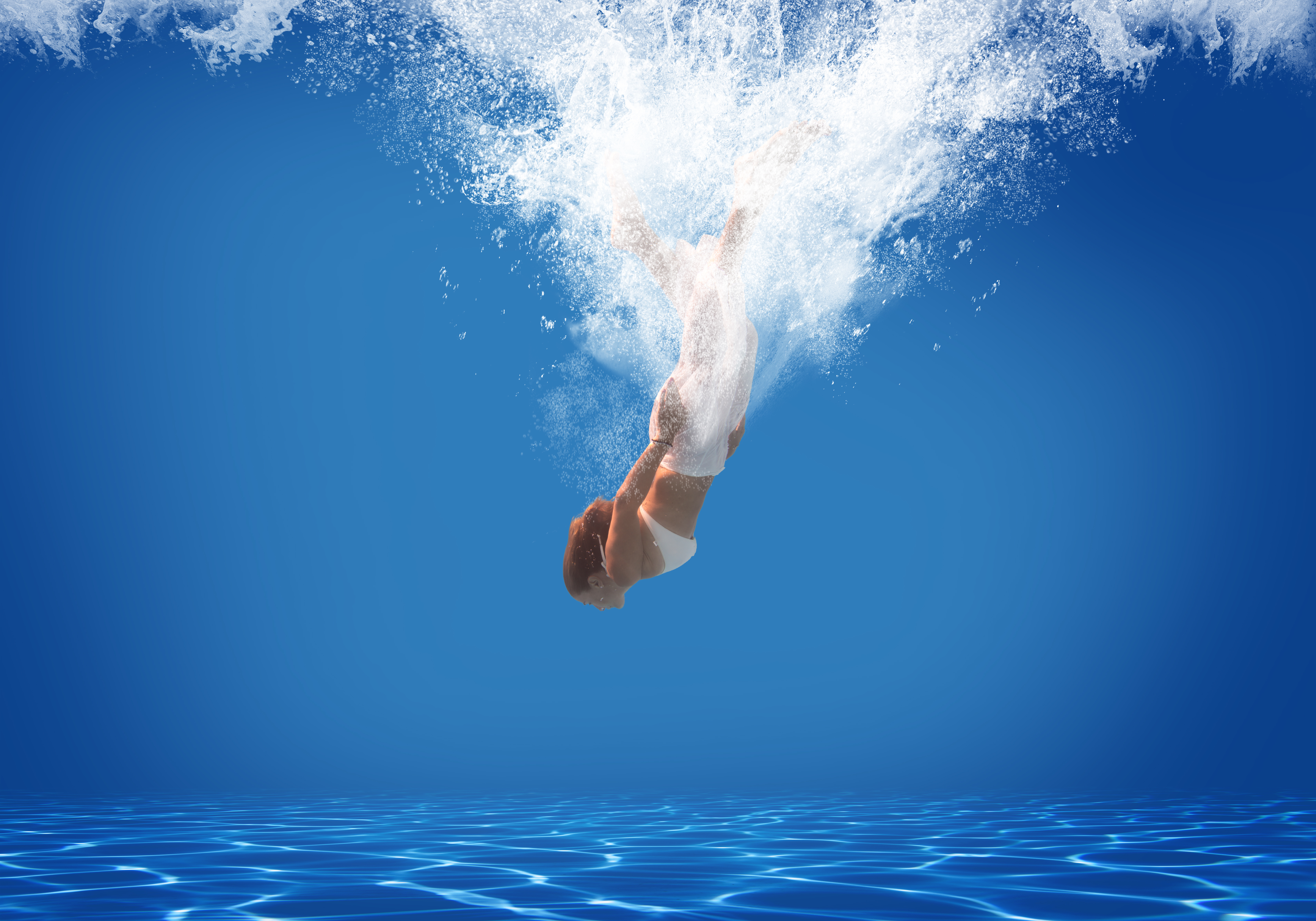 Plonger dans une eau cristalline, sans avoir les yeux qui piquent ni&nbsp;de démangeaison,&nbsp;c'est ce que propose l'association de l'électrolyse et des UV. © Remy Musser, Adobe Stock