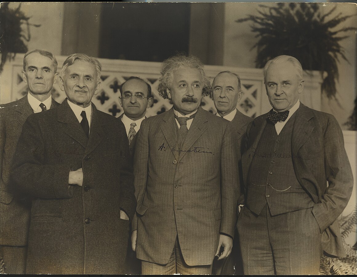 Portrait d'Albert Einstein et d'autres scientifiques, 1931. De gauche à droite : Walter Sydney Adams, Albert Abraham Michelson, Walther Mayer, Albert Einstein, Max Farrand, Robert Andrews Millikan © Wikimédia Commons, domaine public