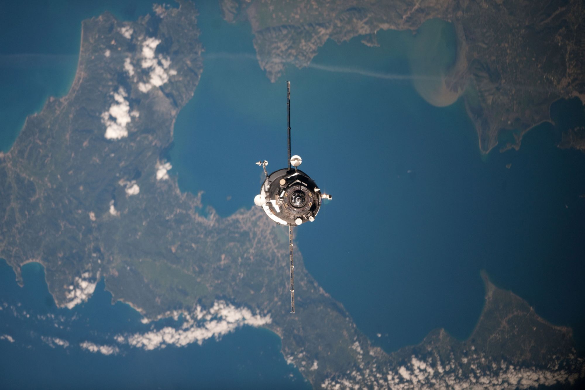 Les cargos Progress apportent environ 2,5 tonnes de fret à l'ISS. On voit ici la mission 47, en avril 2012, lors d'un essai d'un nouveau système d'amarrage, qui n'avait pas fonctionné, l'ancien système ayant pu ensuite réaliser le « docking ». Trois ans plus tard, la mission 59 échoue sans avoir pu atteindre la Station. © Nasa