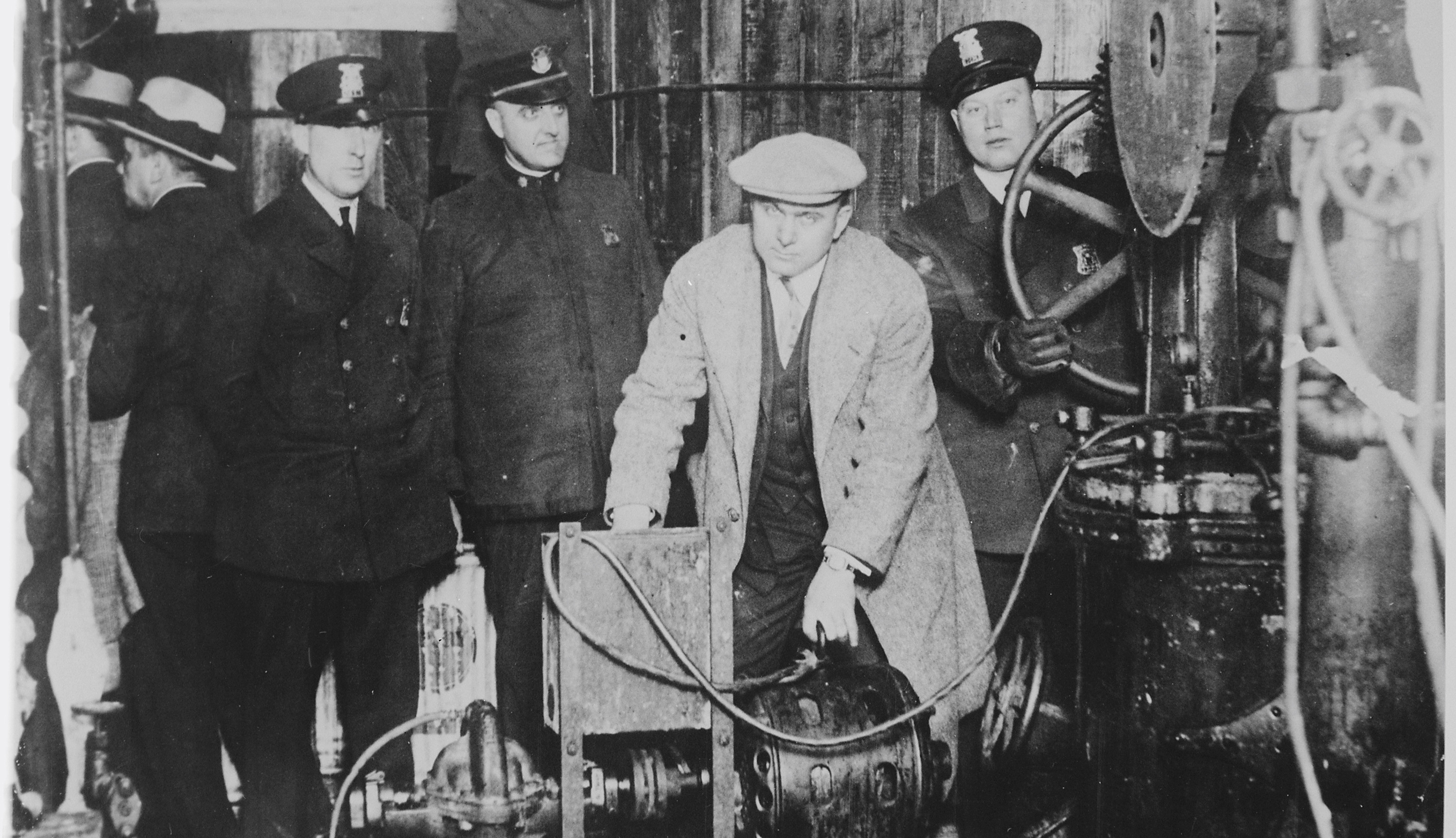 Descente de police pendant la prohibition aux États-Unis. Le marché de contrebande s’est grandement développé à cette période. © Wikimedia Commons, DP