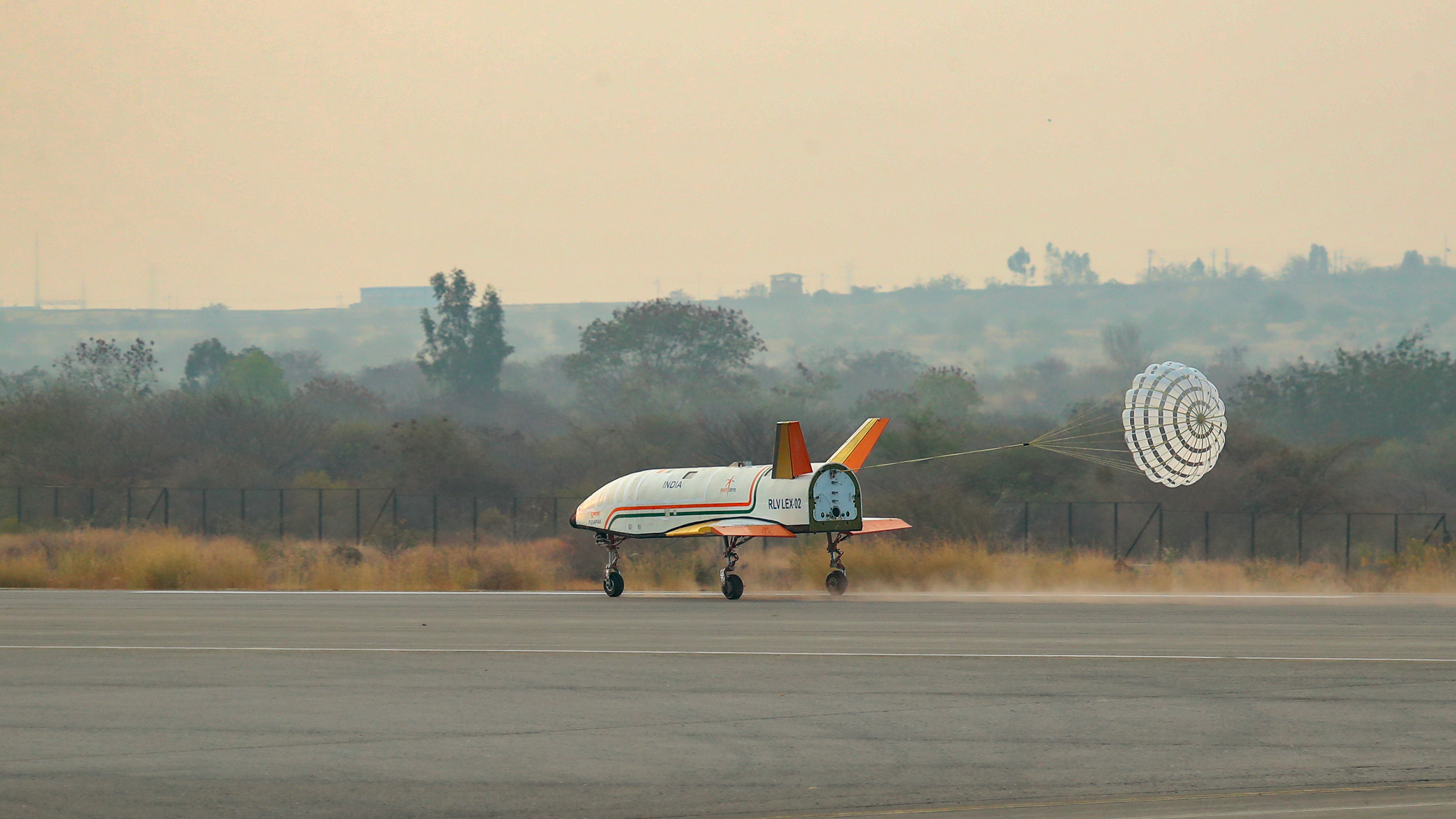 Atterrissage du prototype d'avion spatial indien lors de son second essai en vol libre, lâché depuis un hélicoptère. © Isro