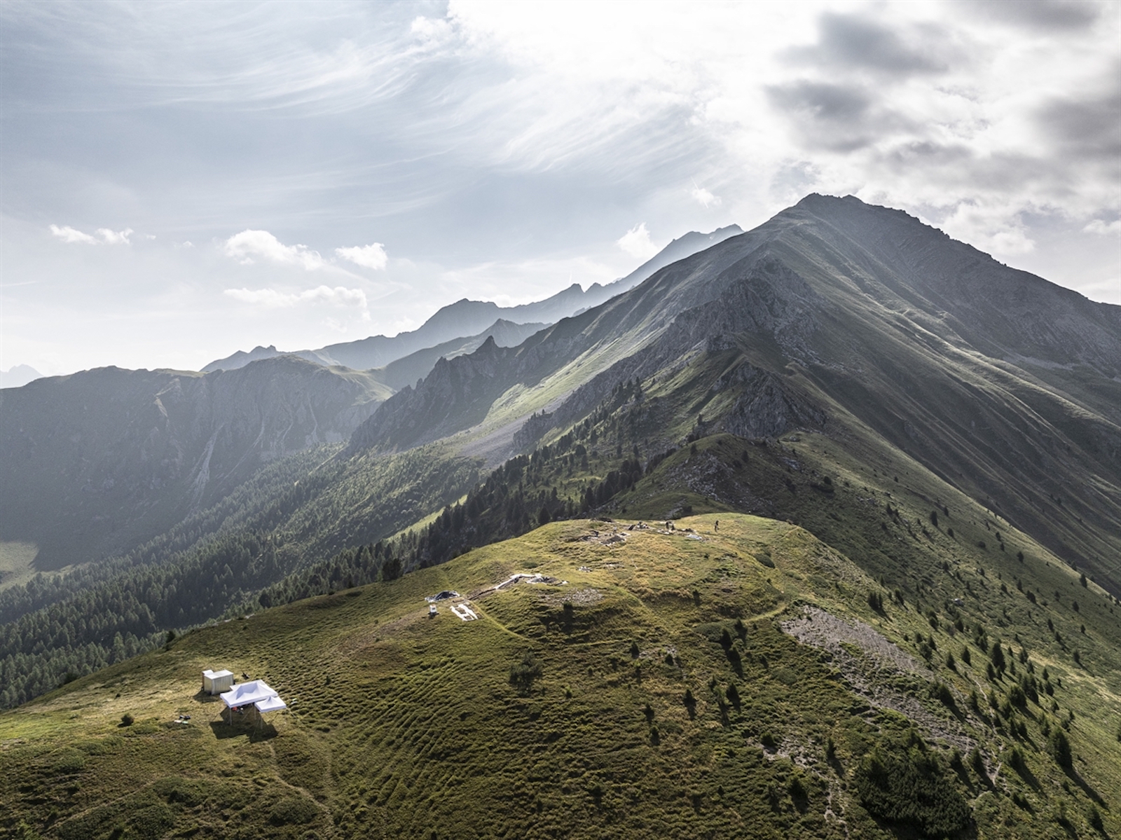 La technologie LiDAR a permis de cartographier une zone des Alpes et de retrouver un camp romain à 2 200 mètres d’altitude. © Andrea Badrutt, Chur