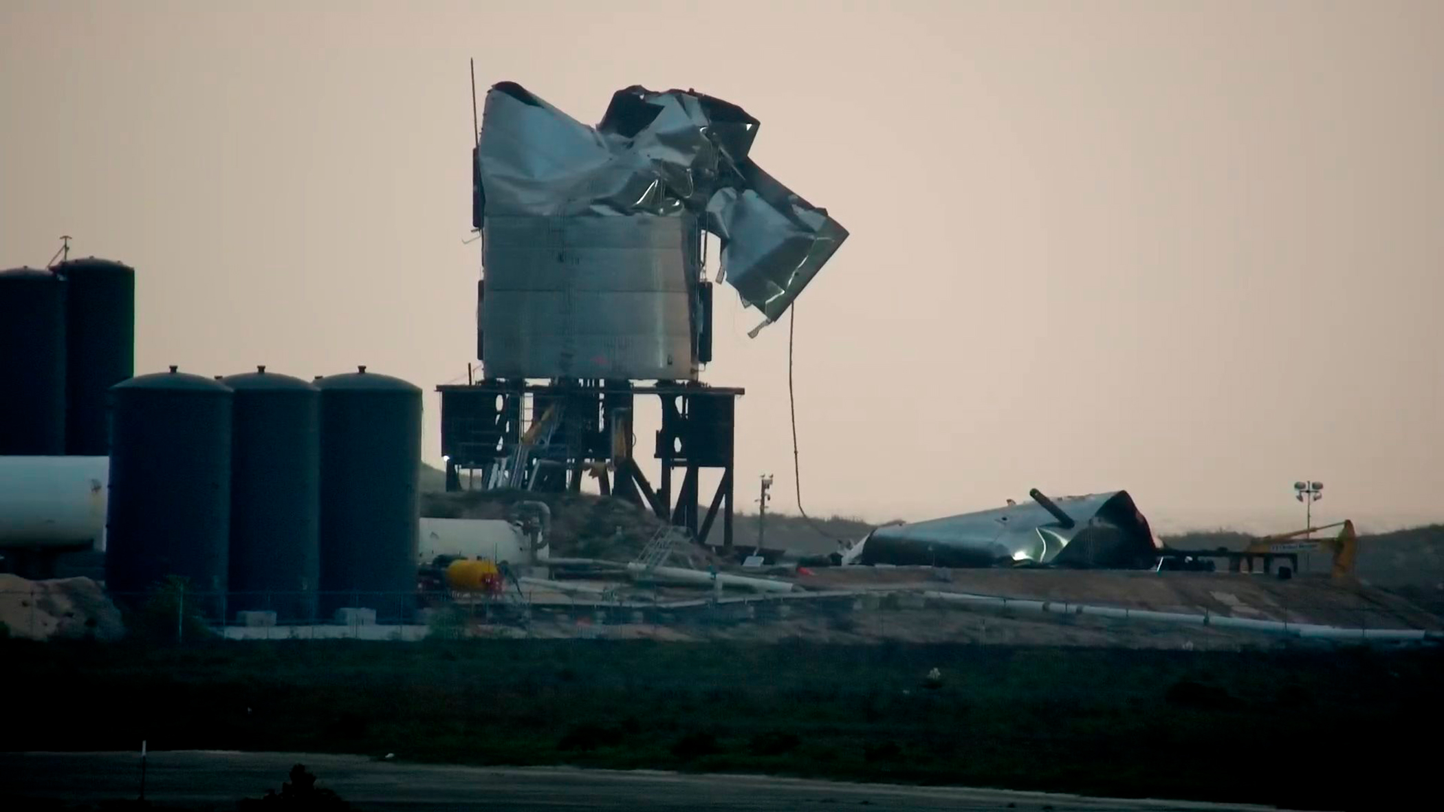 L'explosion du prototype SN3 a été suivie en direct depuis le site internet de la commune de South Padre Island qui, profitant d'une vue sur la base de SpaceX, y a installé des caméras filmant en permanence les activités de la base de Boca Chica. © South Padre Island 