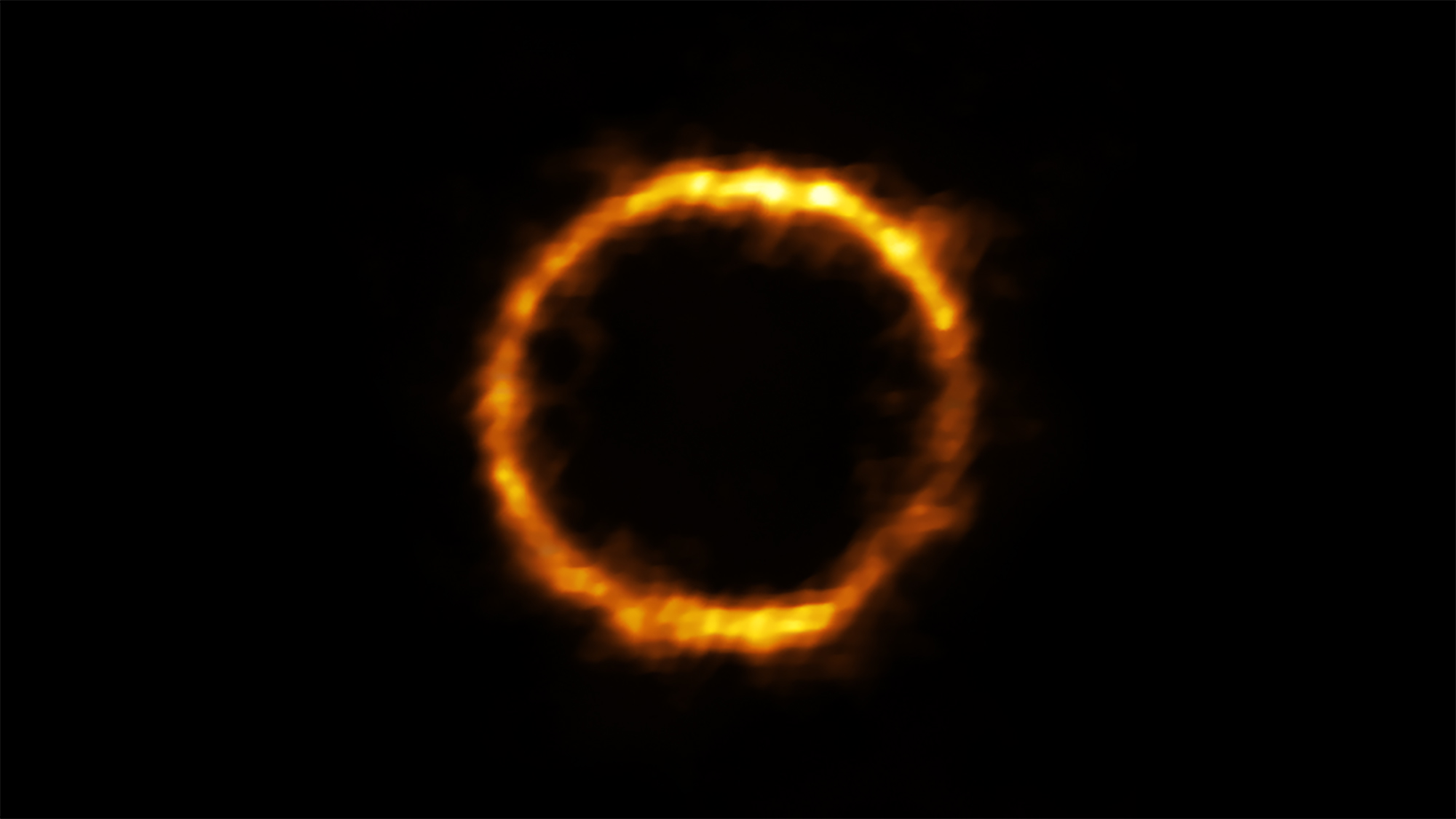 Grâce à Alma, les astronomes ont découvert une galaxie extrêmement lointaine qui ressemble étonnamment à notre Voie lactée. Baptisée SPT0418-47, la galaxie est amplifiée gravitationnellement par une galaxie voisine et nous apparaît sous la forme d’un anneau de lumière quasi parfait sur fond de ciel noir. © Alma (ESO, NAOJ, NRAO), Rizzo et al.