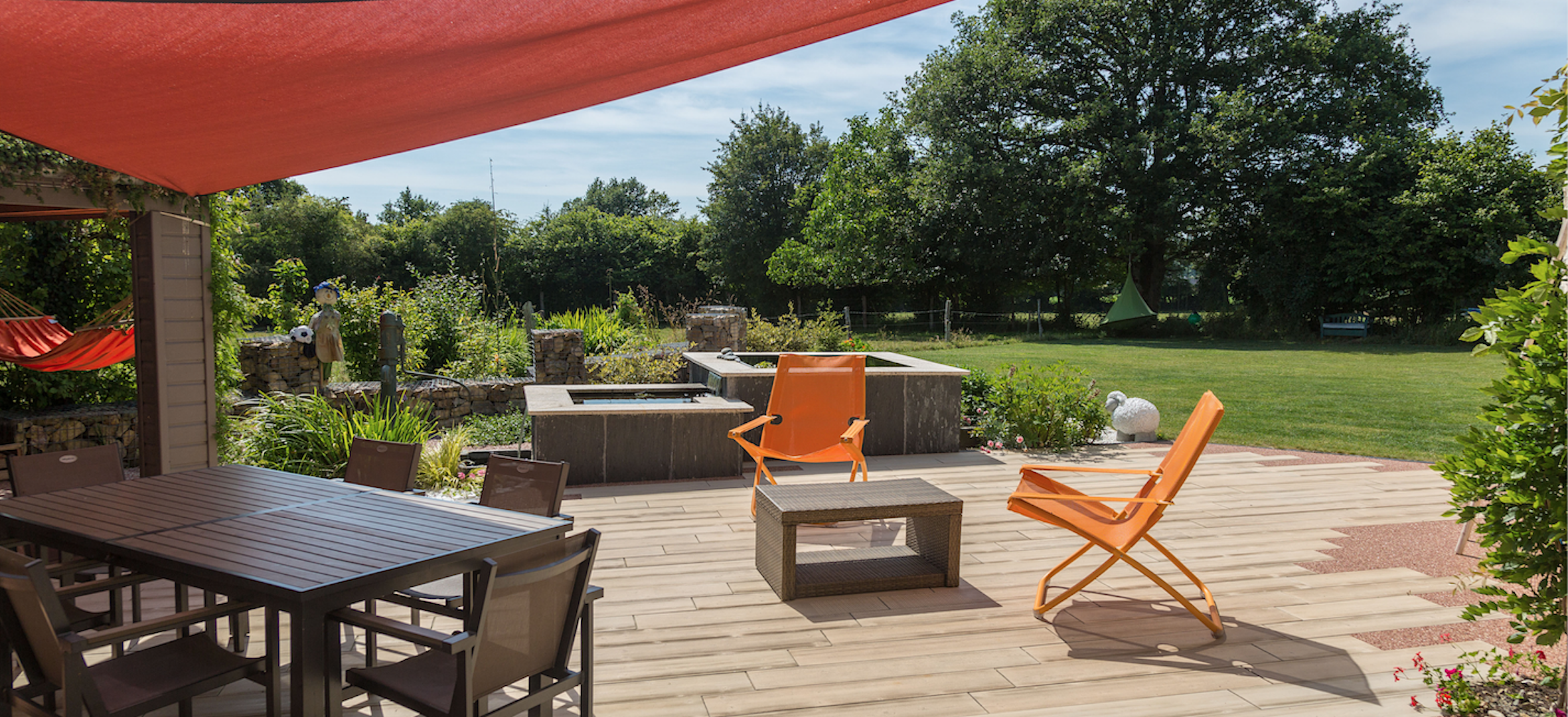 Posséder un jardin, un privilège ! Libre à chacun d'aménager cet espace extérieur en fonction de ses goûts avec du mobilier outdoor en bois, en résine tressée, en métal... © Daniel Moquet