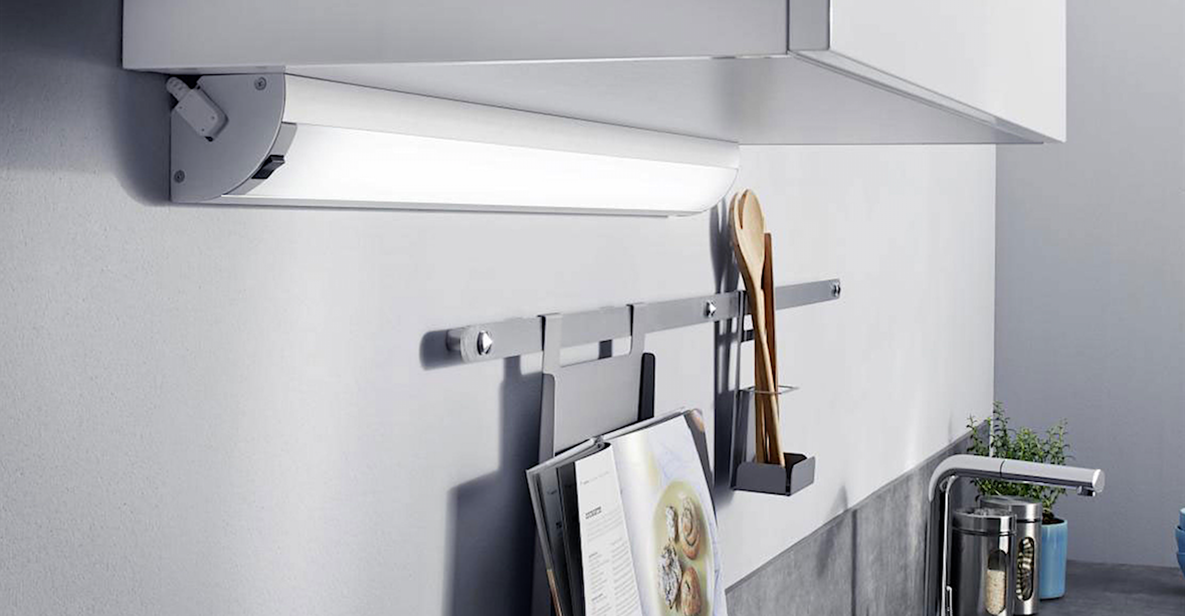 Les réglettes LED peuvent se poser facilement au mur, au plafond, sous des étagères ou des meubles hauts… dans la cuisine comme dans la salle de bains. © Lapeyre