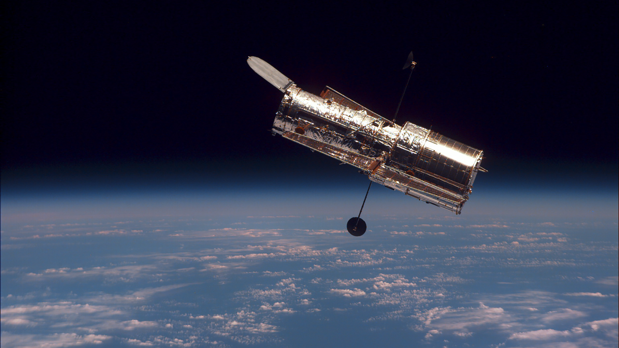 Le télescope spatial Hubble vu depuis la navette Discovery lors de la deuxième mission de service en février 1997. © Nasa