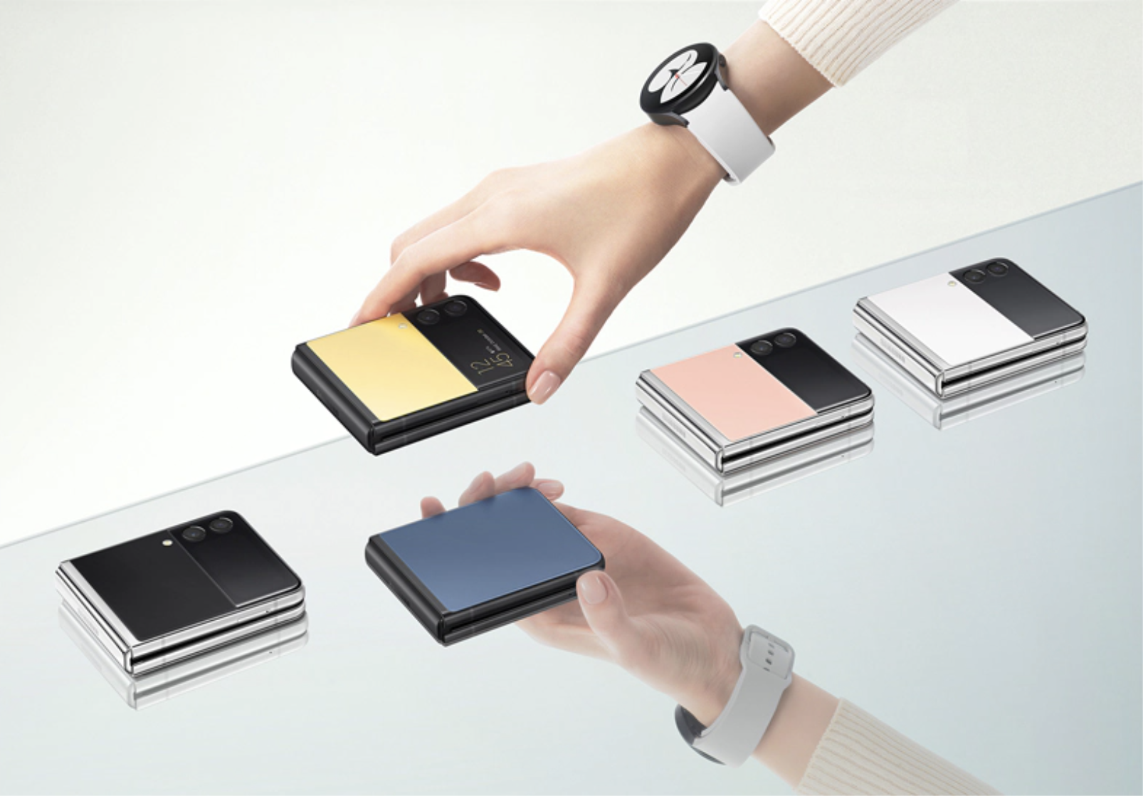 Une fois plié, le Galaxy Z Flip3 Bespoke Edition&nbsp;mesure seulement 4,2 pouces. © Samsung