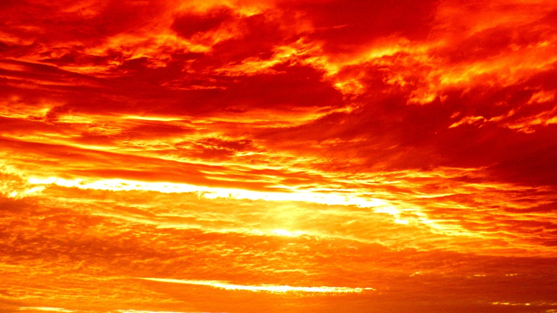 Si des nuages très étendus sont présents, le meilleur moment pour apercevoir un ciel de feu est 10 à 15 minutes après le début du coucher de soleil. © Canva