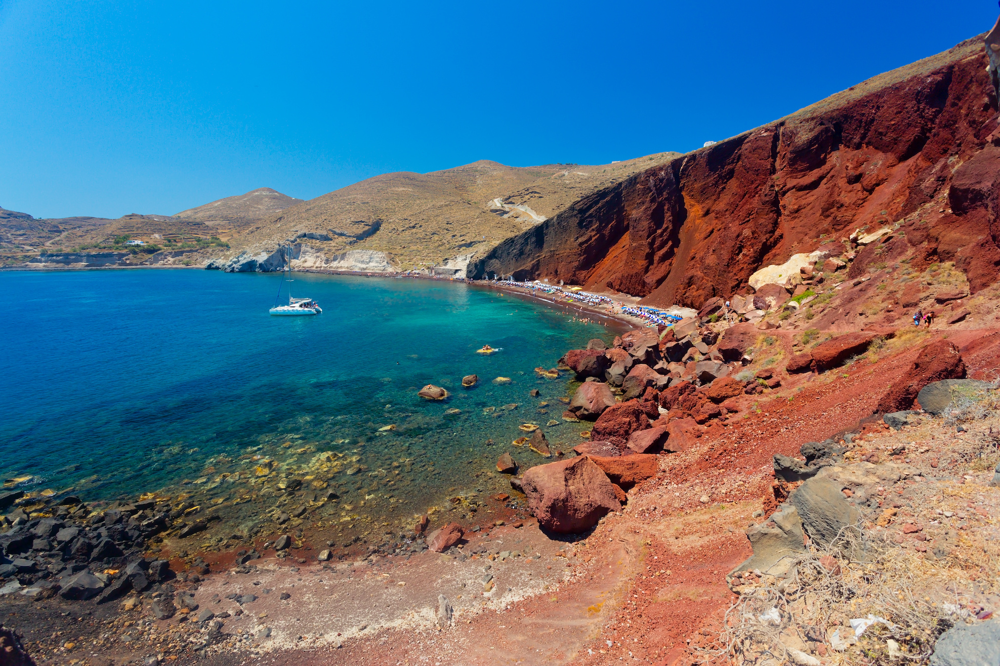 Les paysages volcaniques de l'île de Santorin ont été secoués en février par une série de séismes qui ont fait craindre un réveil du volcan. © santosha57, Adobe Stock