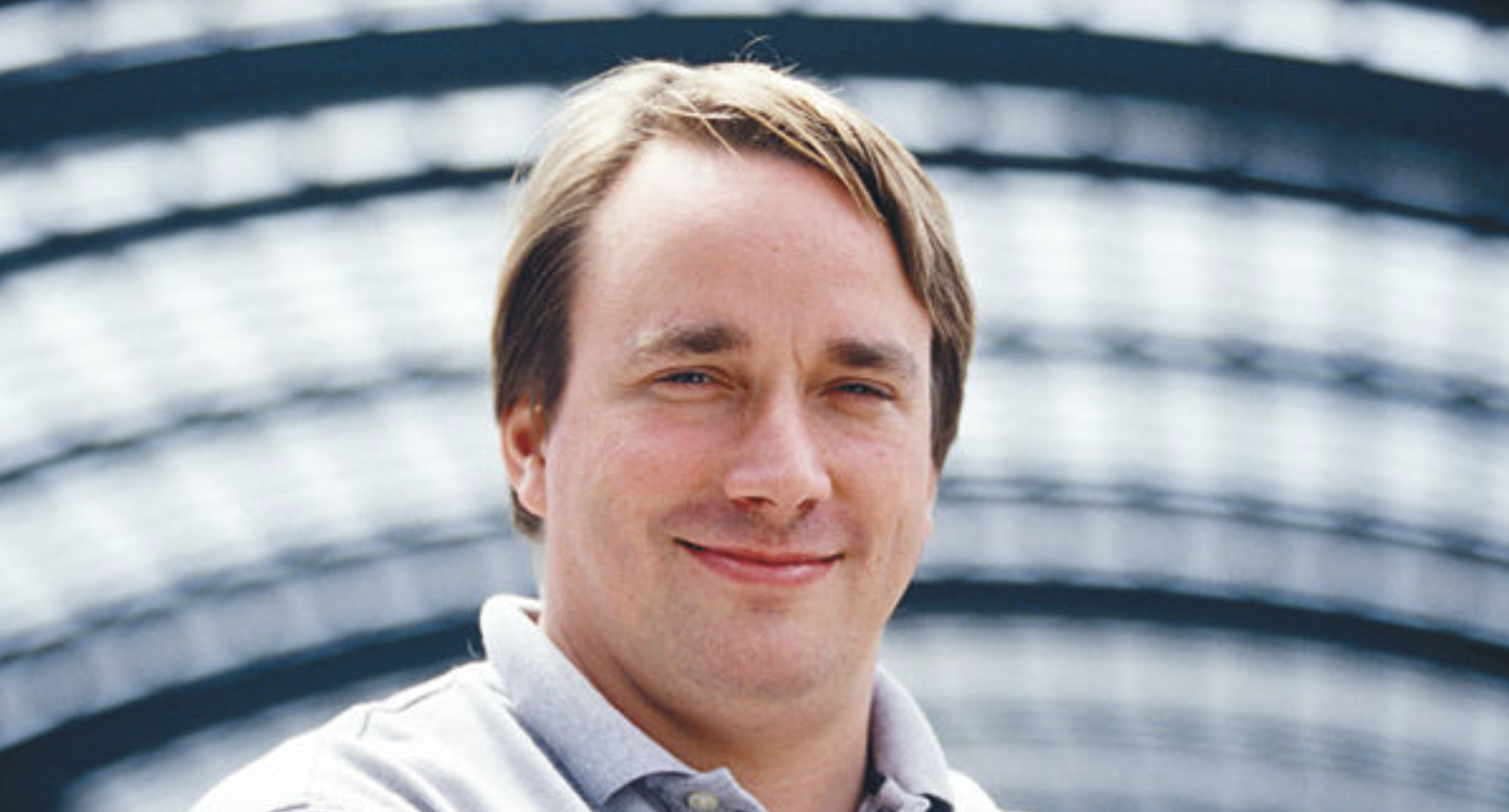 Linus Torvalds, créateur du noyau Linux © linuxmag.com, CC by-sa 3.0, Wikimedia Commons ; image de fond © Timofey_123, Shutterstock