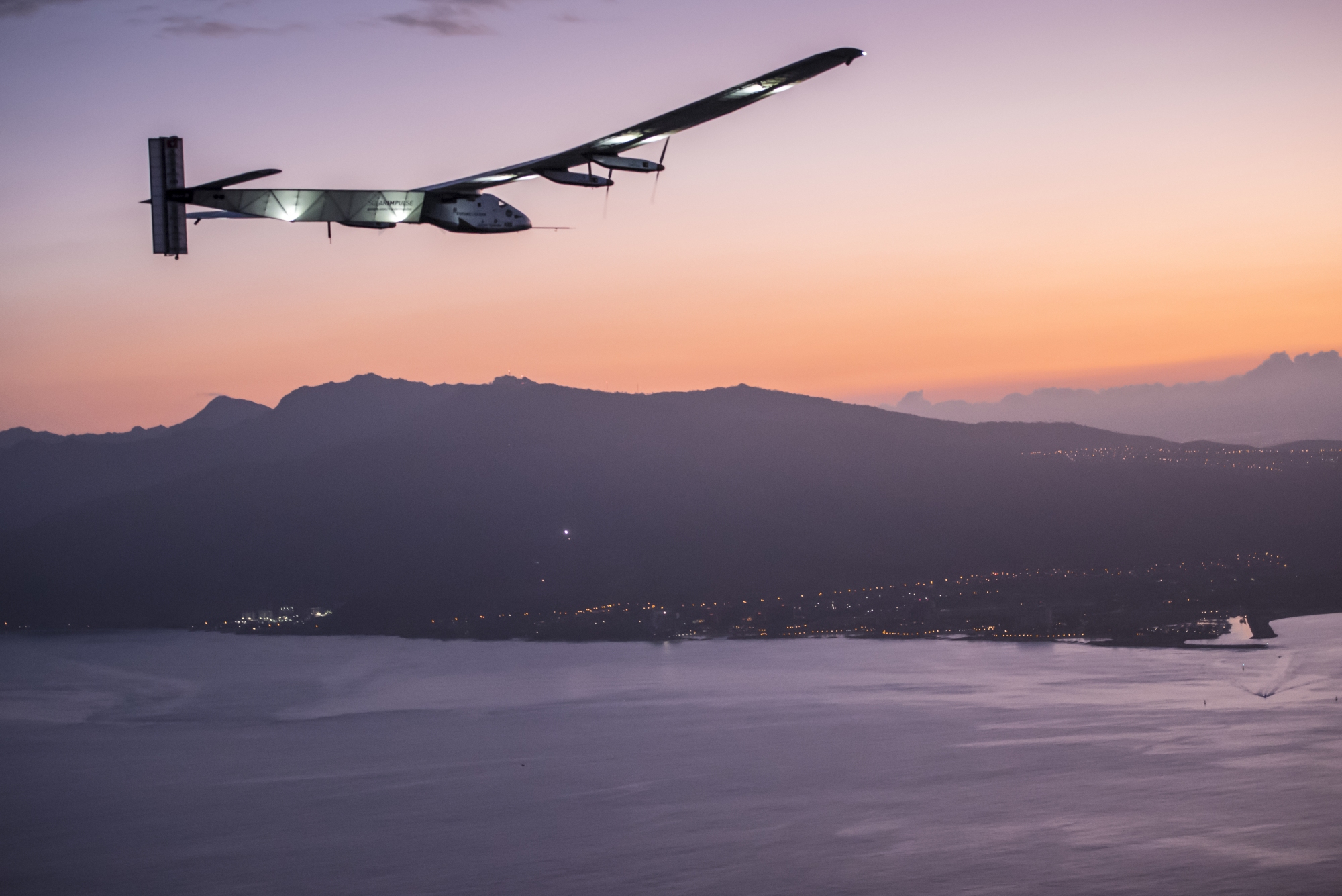 Le SI2, l'avion solaire du tour du monde, s'est posé à Hawaï le 3 juillet 2015. © Solar Impulse, Revillard, Rezo.ch