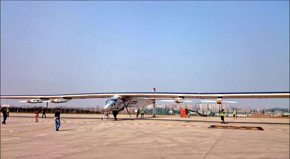 Sur l'aéroport de Chongqing, en Chine, l'avion solaire SI2 expose ses cellules photovoltaïques à la lumière pour recharger ses batteries. © Solar Impulse